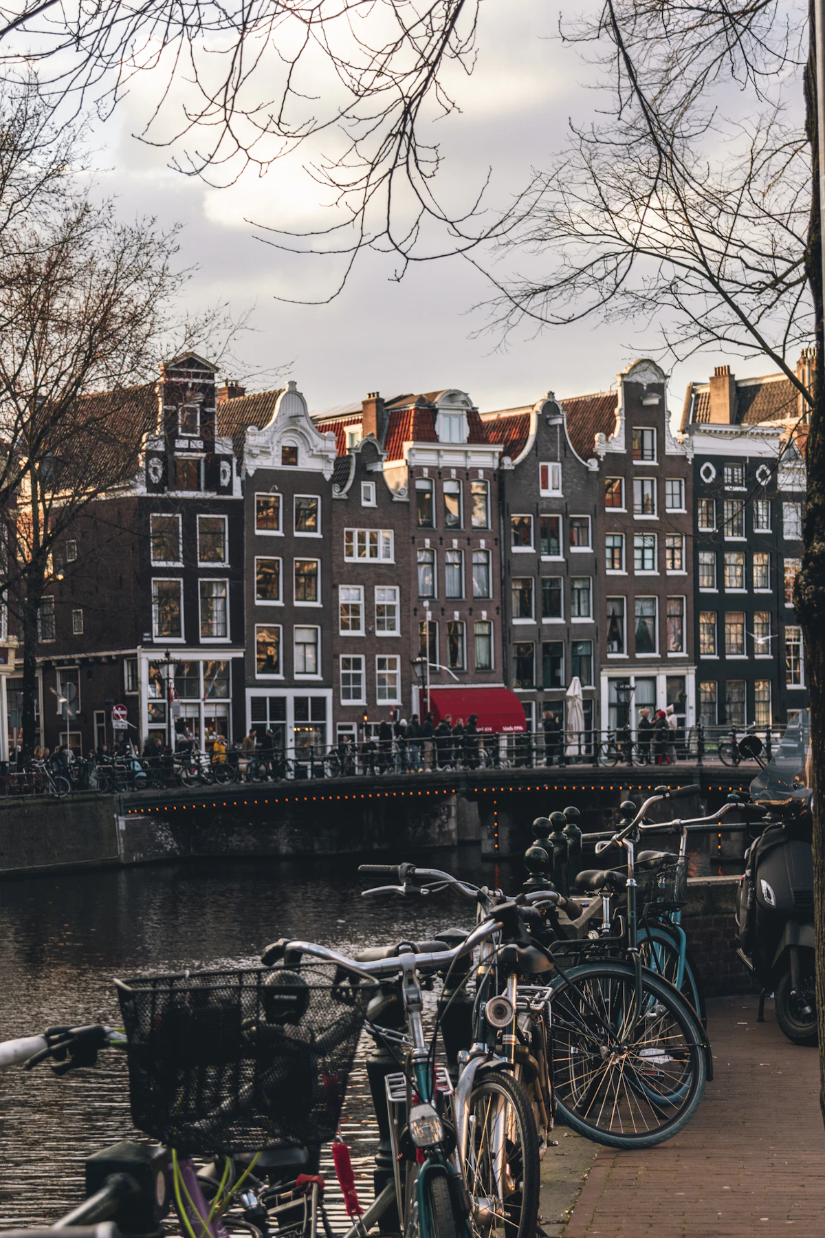 Fietsen langs een Amsterdamse gracht