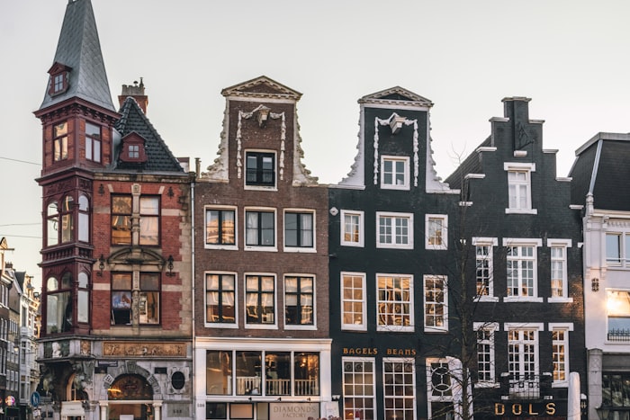 Casas de canal coloridas en Ámsterdam