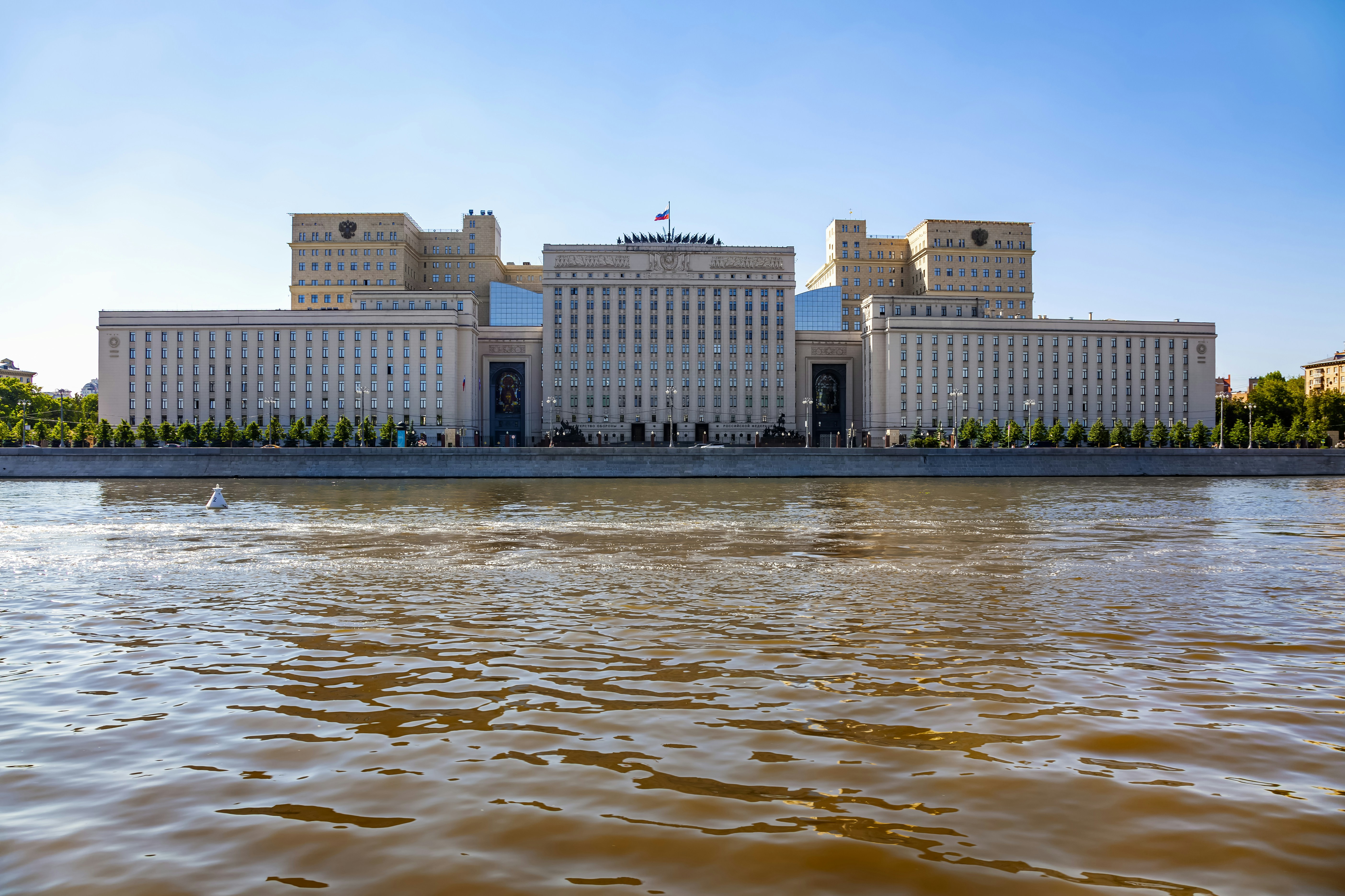Russian ministry of defence building sits on the water.