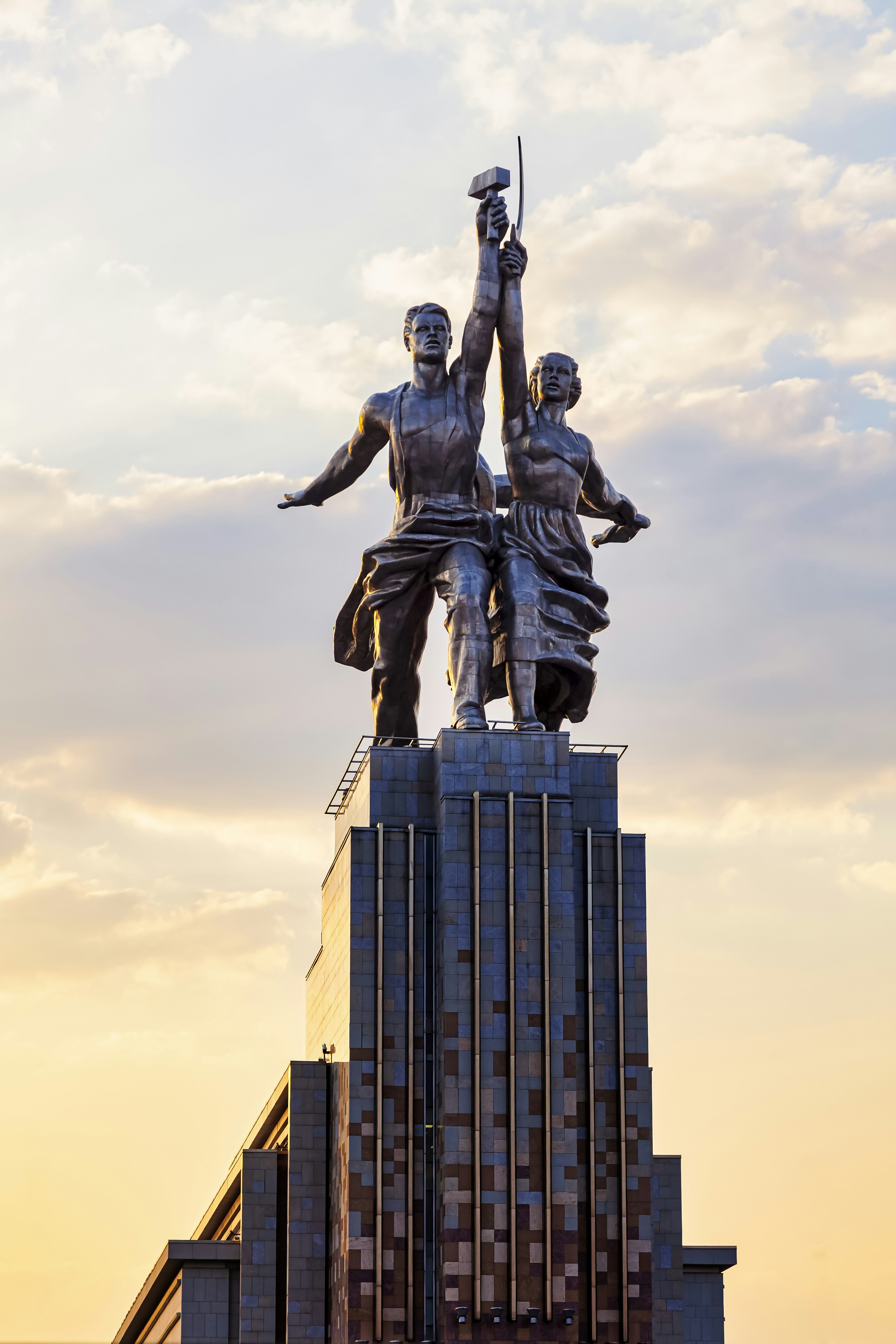A statue of a worker and a collective farmer.
