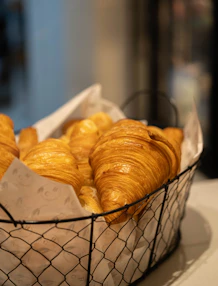 Frische Croissants im Korb – Stockfoto