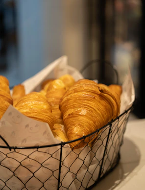Frische Croissants im Korb – Stockfoto