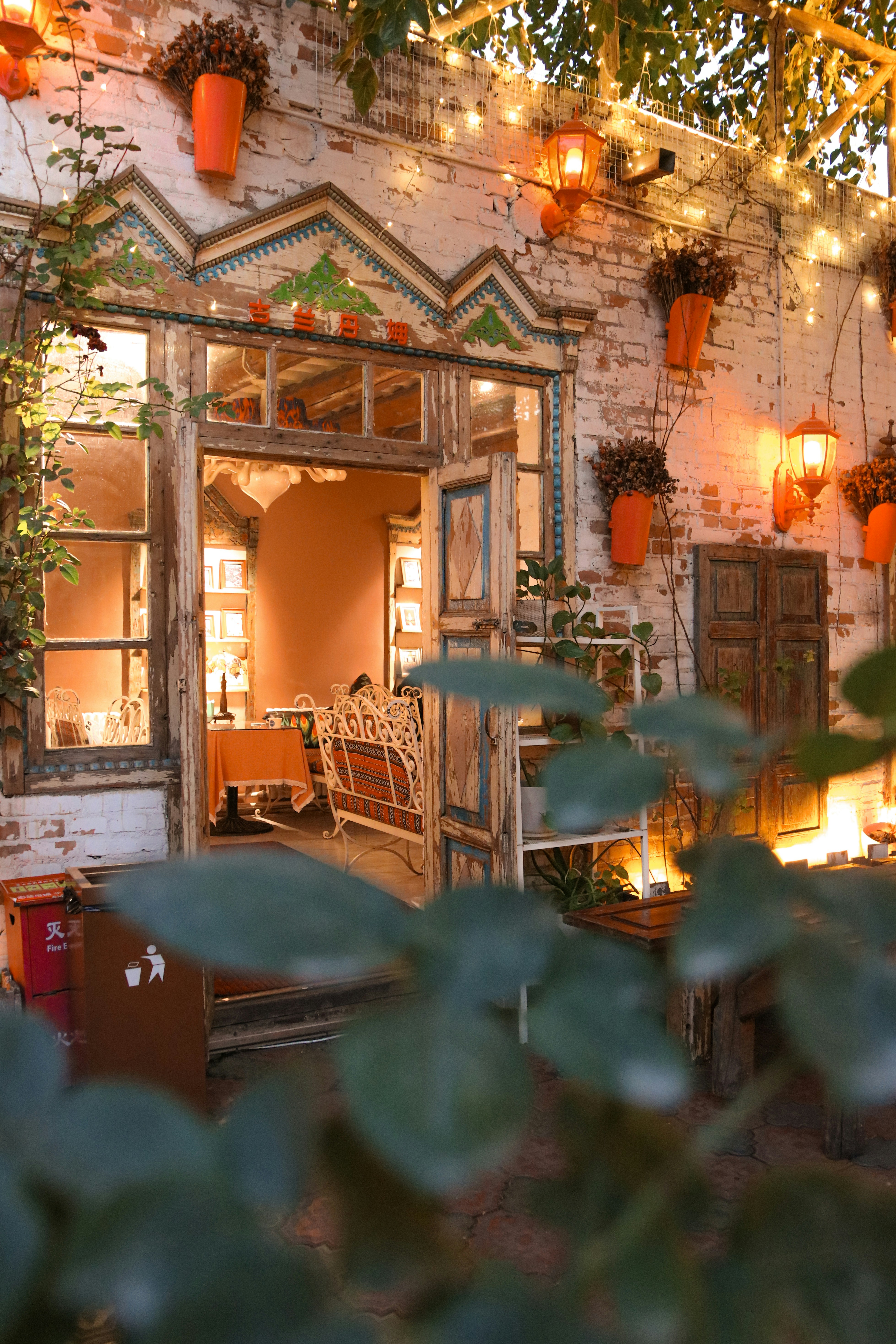 Ein einladender Essbereich im Freien mit warmer Beleuchtung.