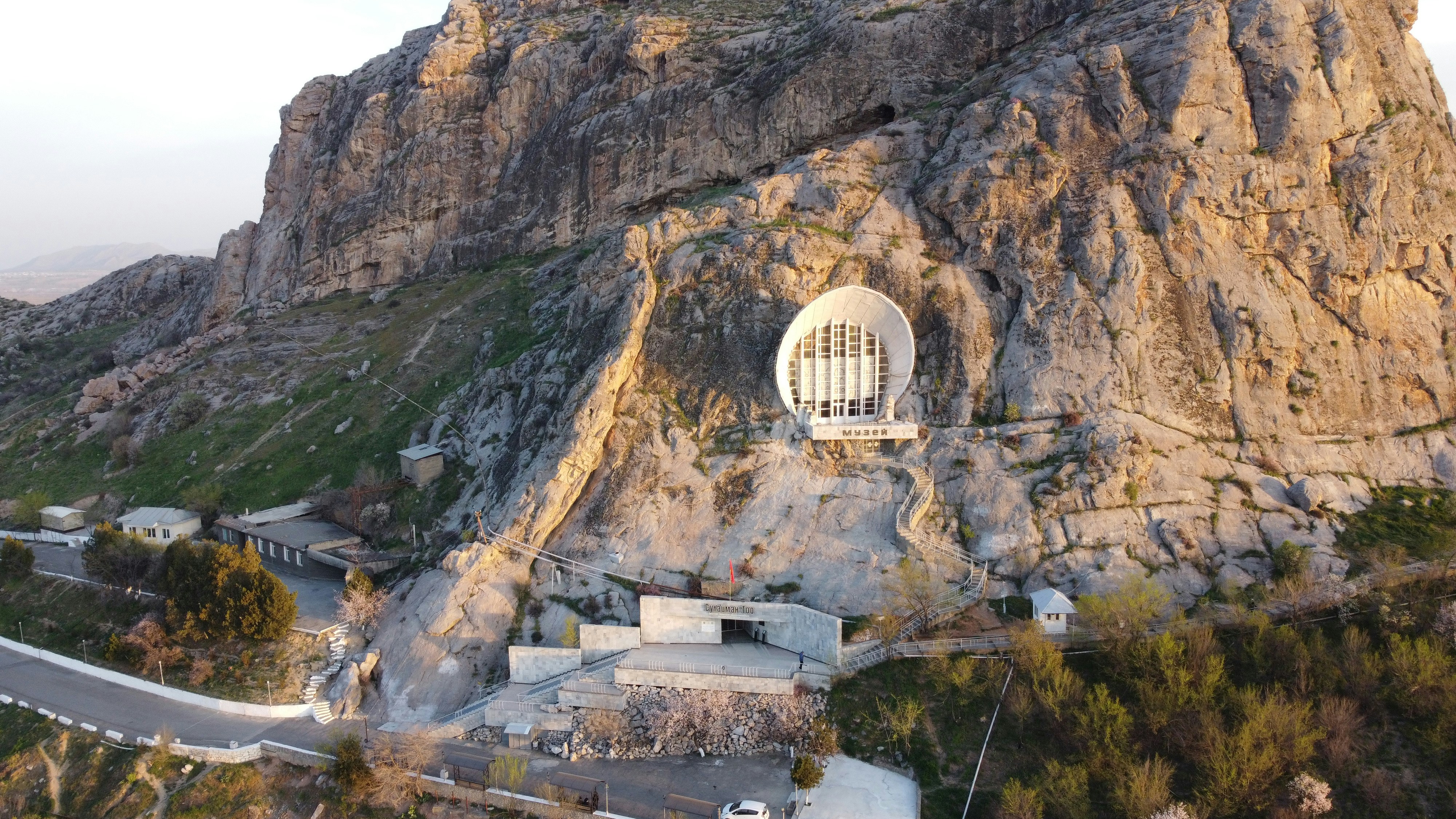 Un bâtiment orné est sculpté dans une montagne.