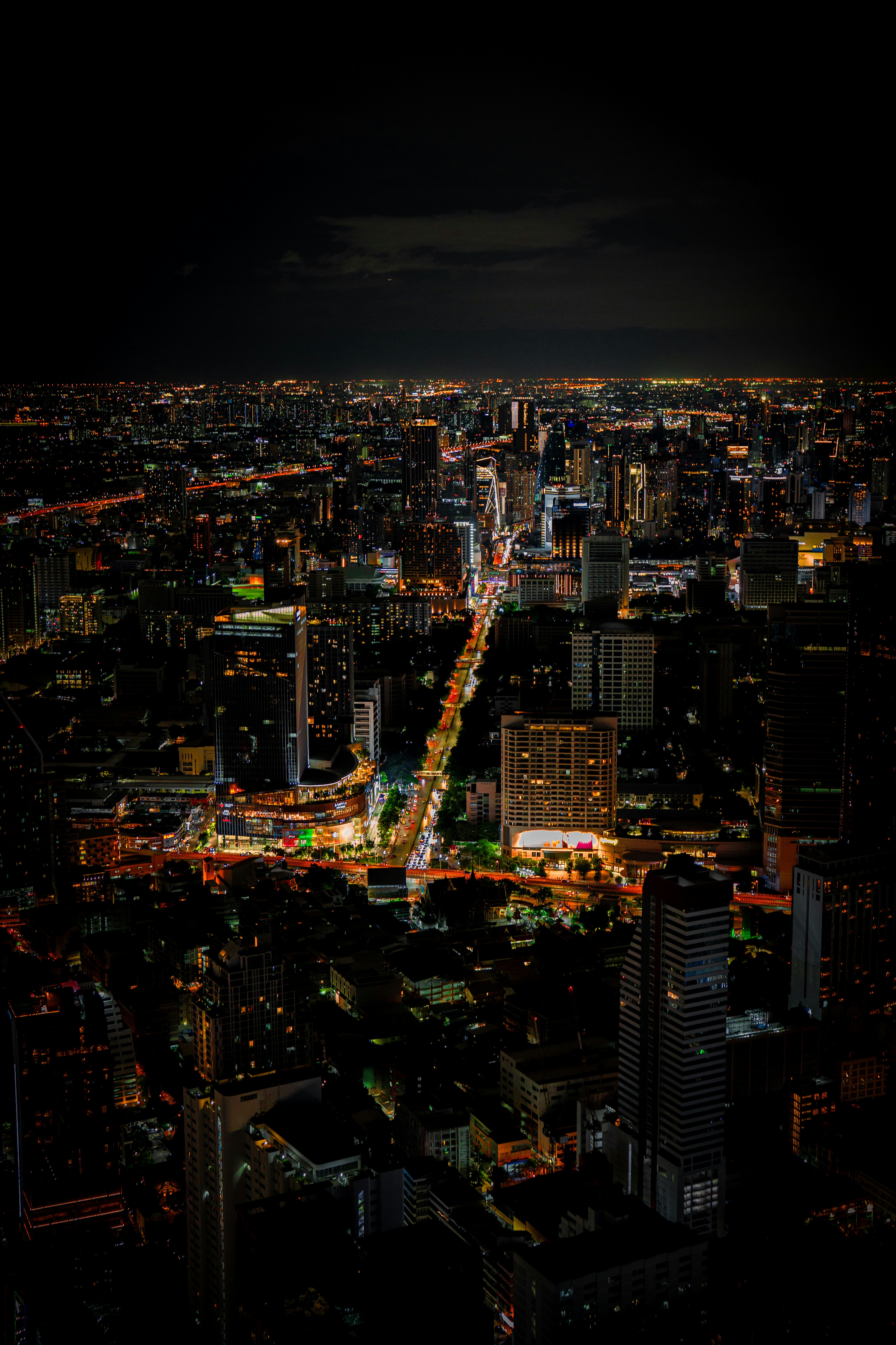 ビルの上から眺める夜の街並みの写真 – Unsplashの都市の無料画像