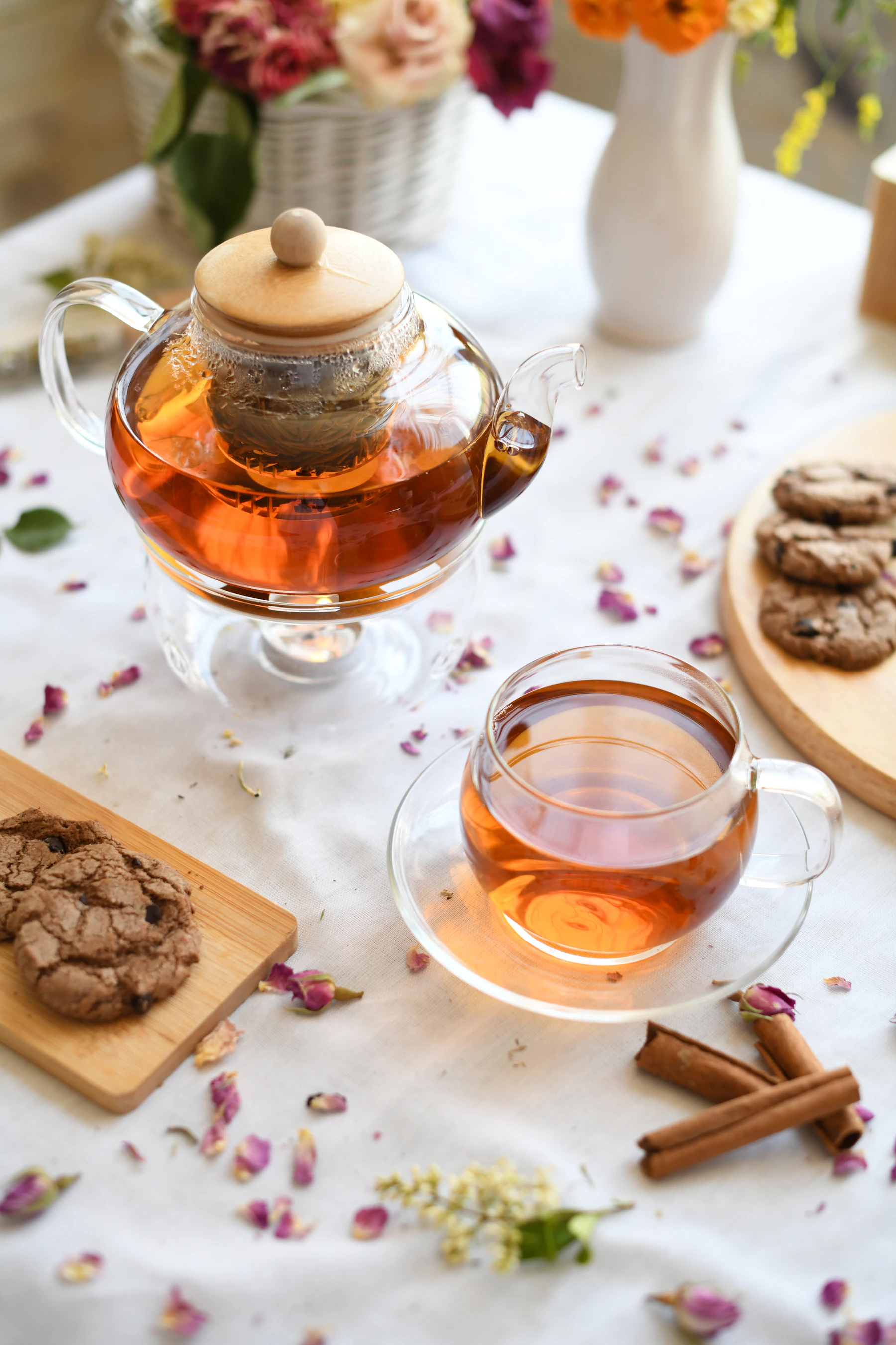Tea and cookies arranged for a relaxed everyday snack moment