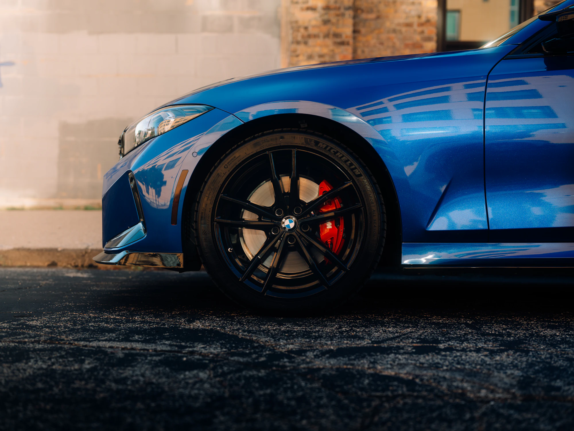Carro azul com pintura impecável