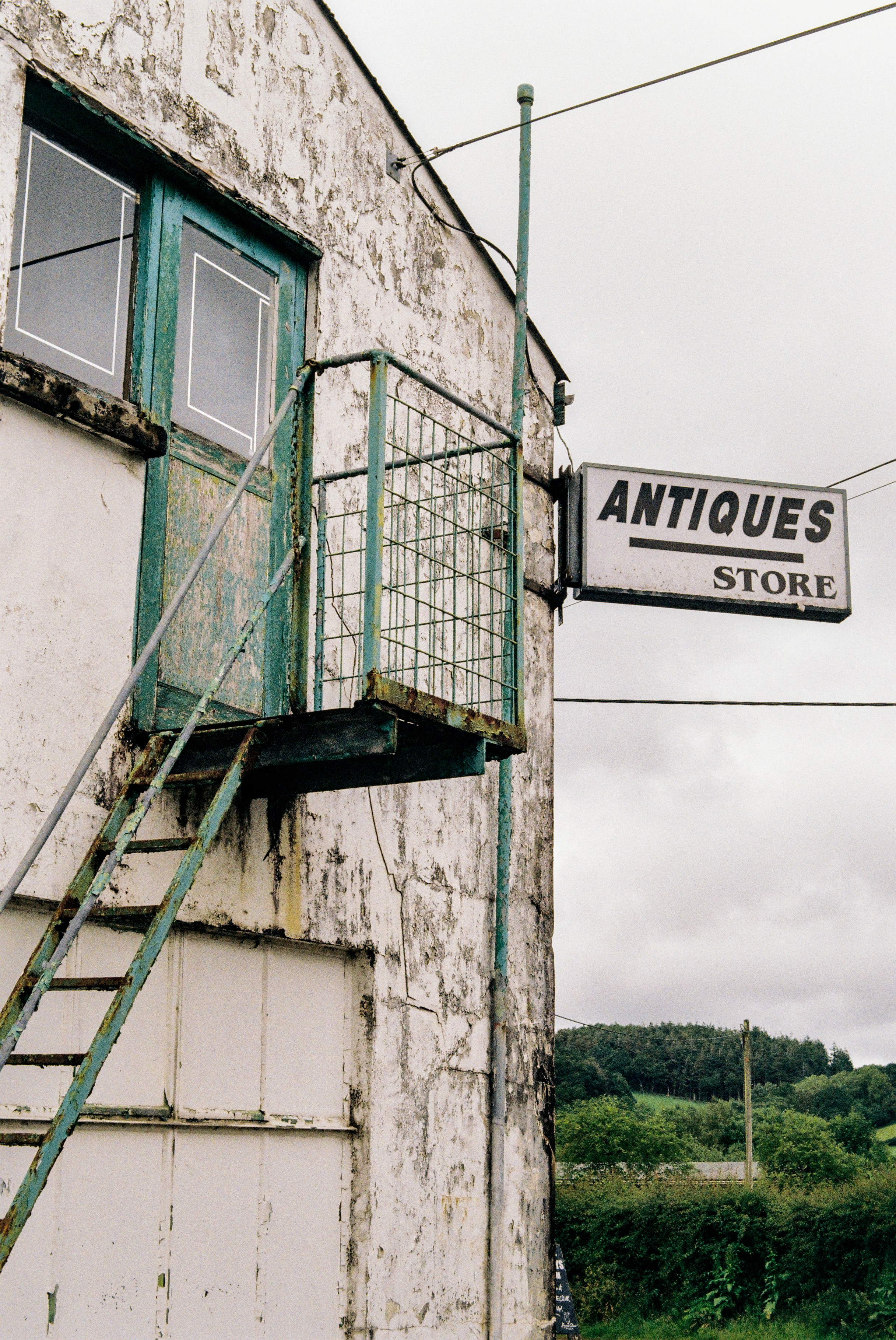 An old, weathered antiques store sign. photo – Free Cloud Image on Unsplash