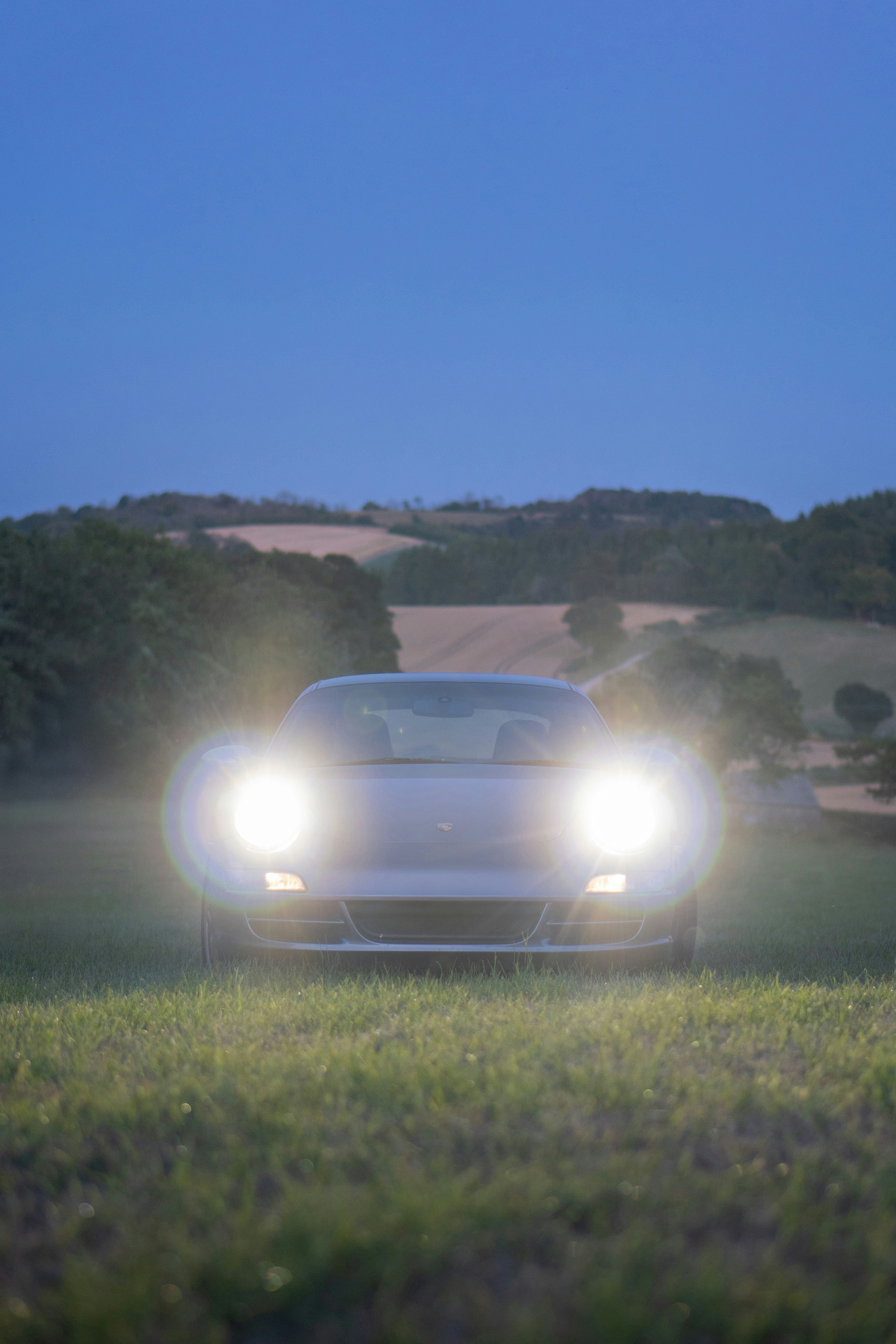 Um carro esportivo com faróis iluminando a noite. foto – Imagem grátis  sobre Carro esportivo na Unsplash, image size:3000x4500