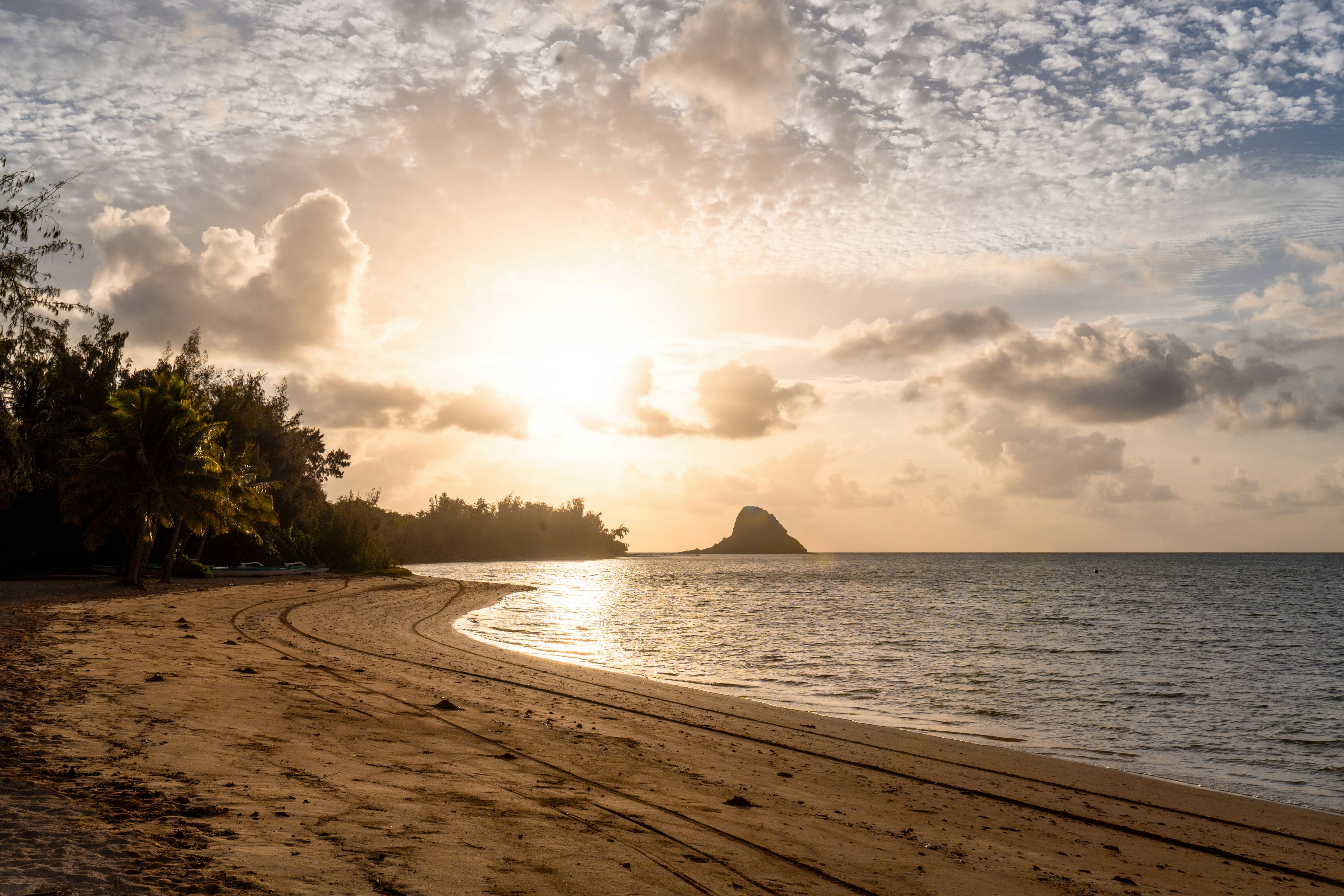 Amanecer sobre una playa con una pequeña isla. foto – Imagen de Playa  gratuita en Unsplash, image size:3000x2000