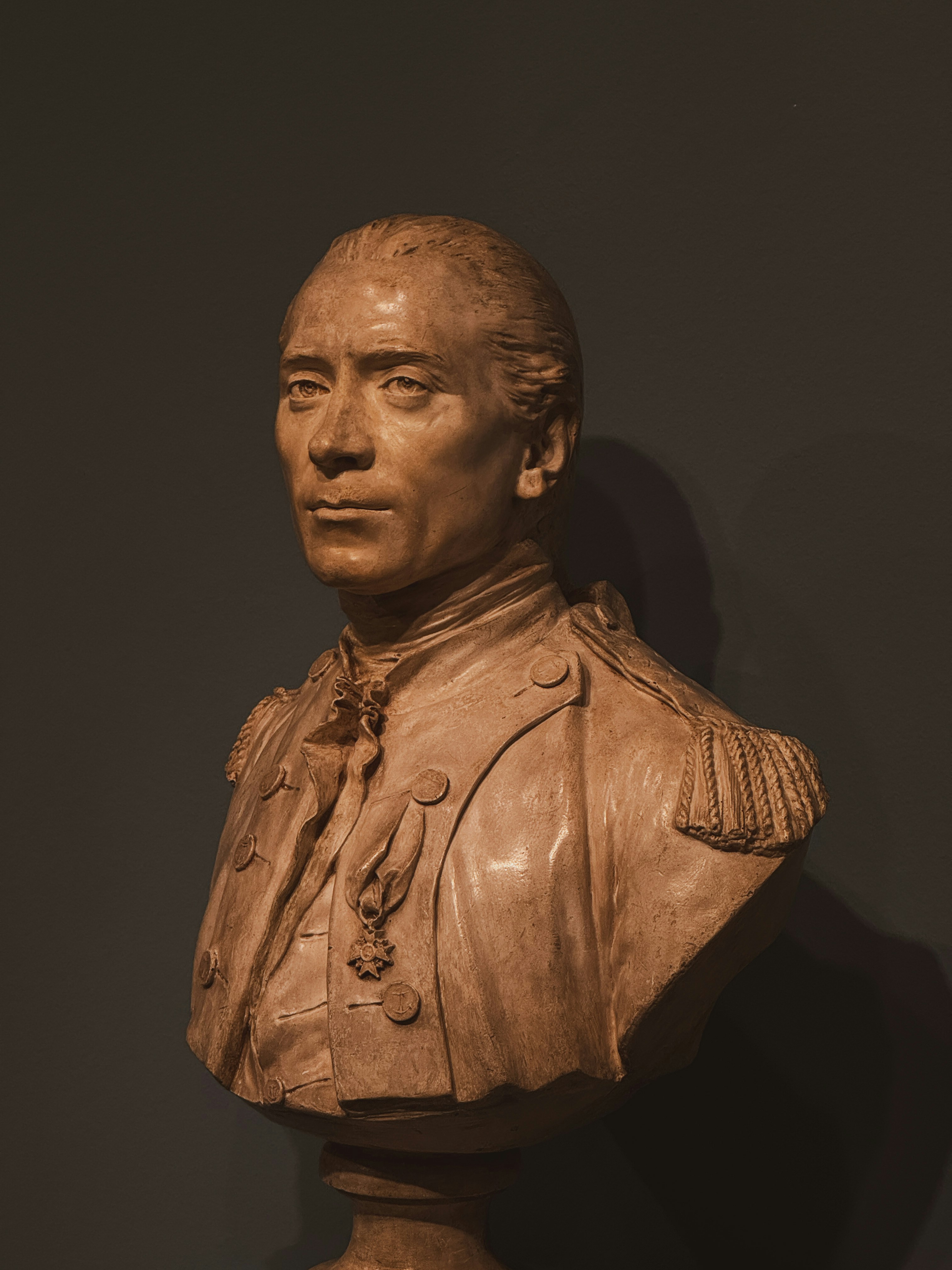 Die Büste eines Mannes in Militäruniform.