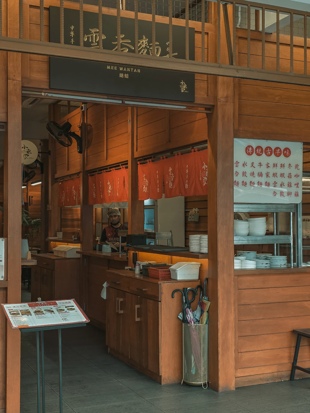 木の温もりを感じる店内
