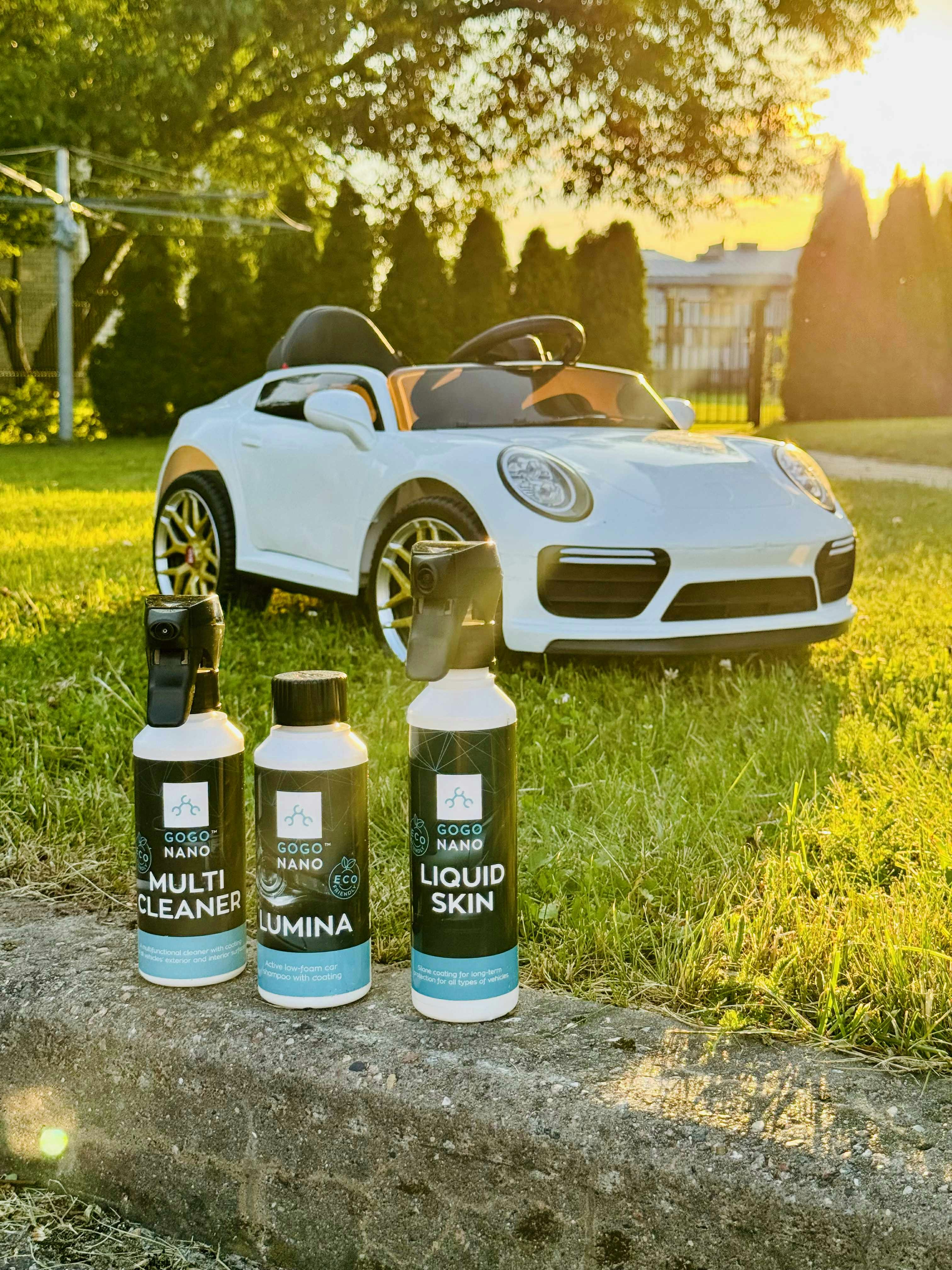O carro da criança e os produtos de limpeza estão expostos à luz do sol.