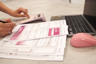 Trata-se de uma imagem com boletos que simulam uma economia nos gastos. 