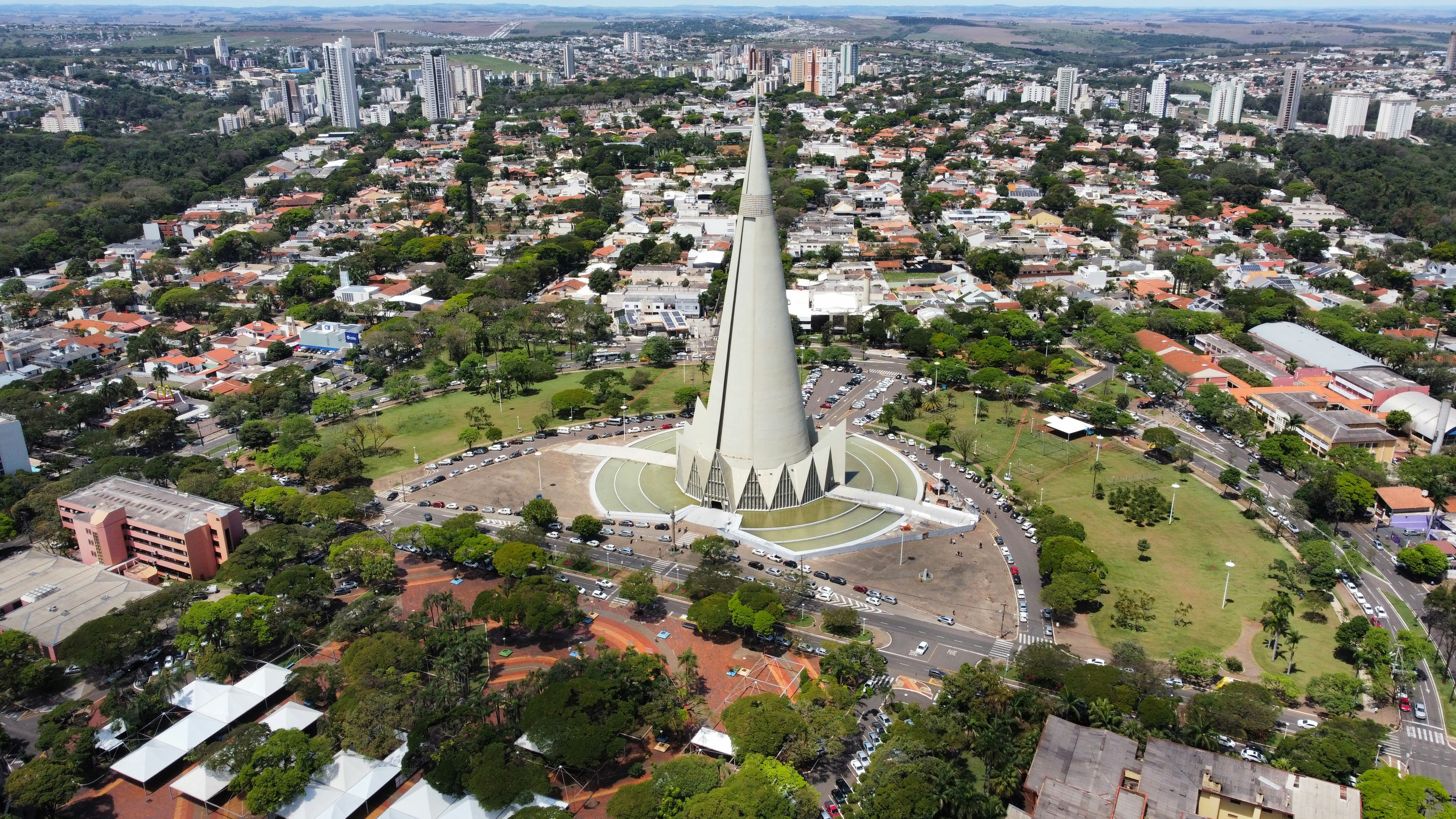 Plazoleta FACEN - Obelisco