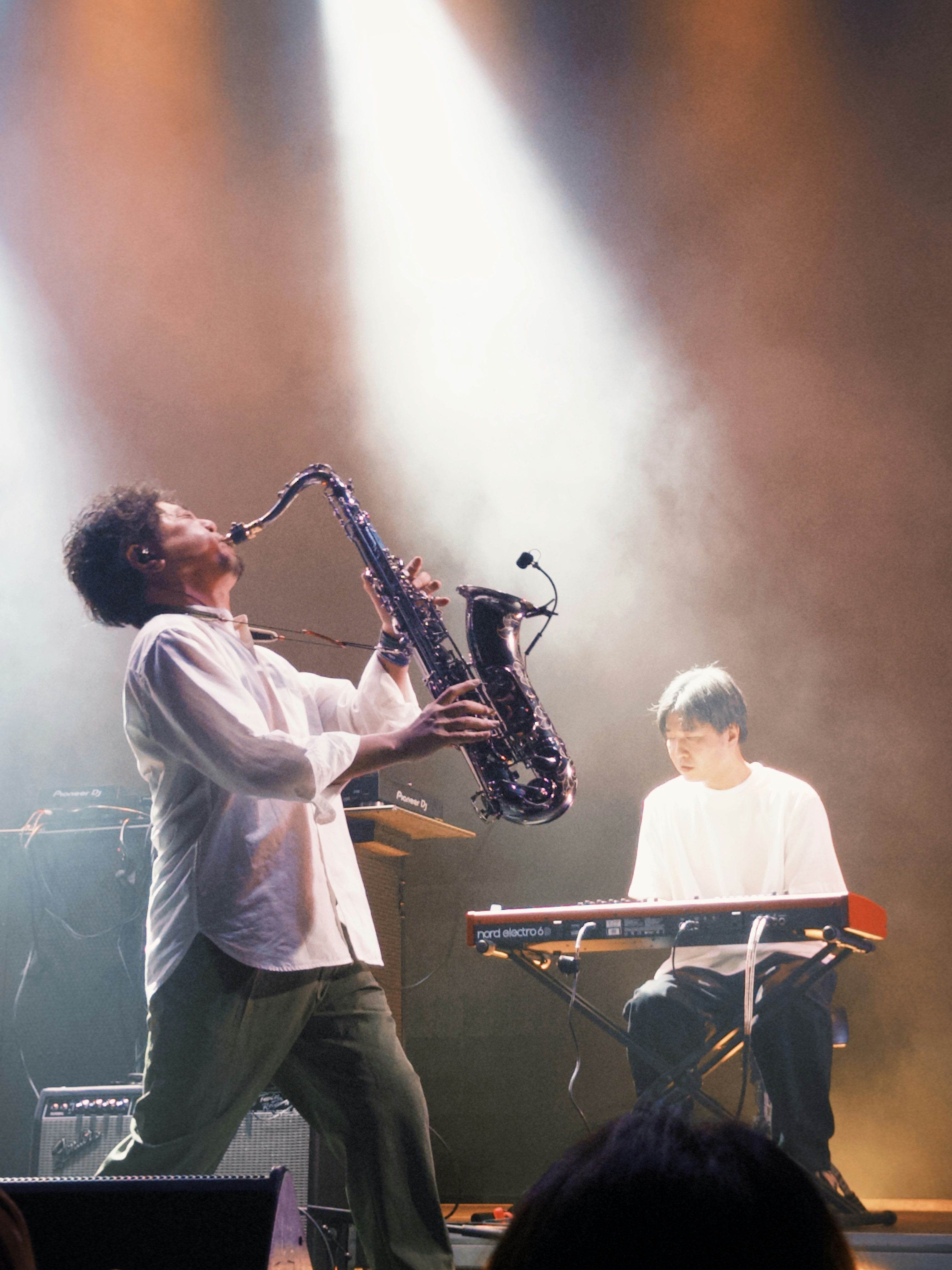 Musiker spielt Saxophon auf der Bühne mit Keyboarder