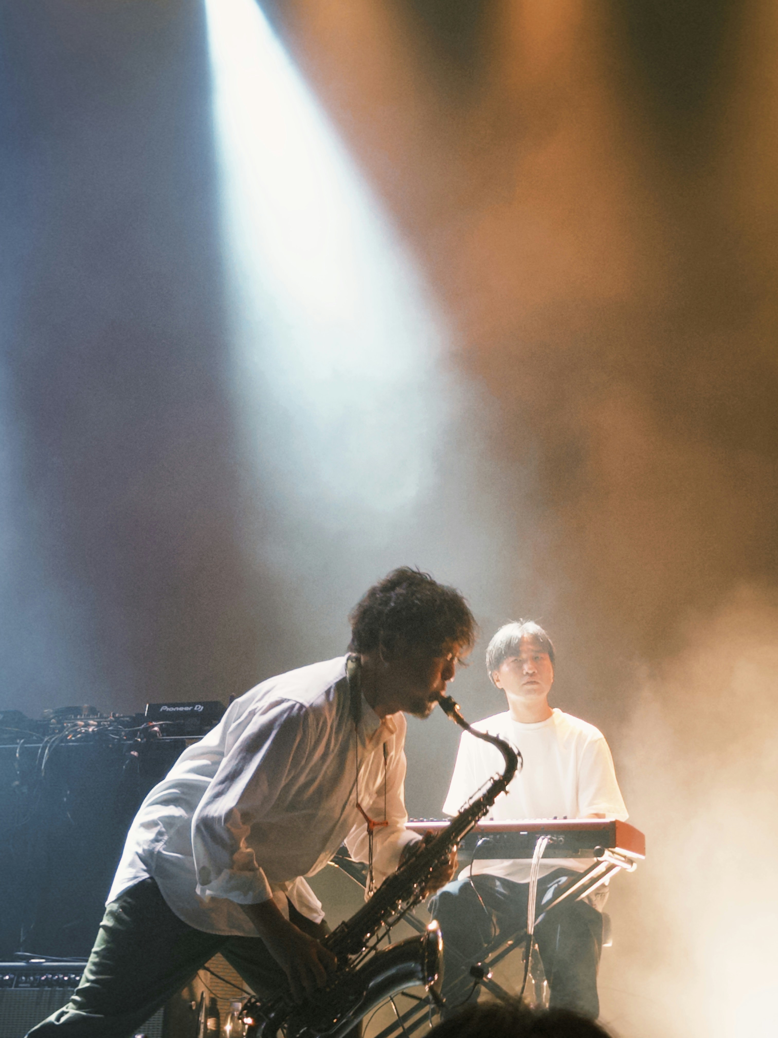 Musiker, die mit Saxophon und Keyboard auf der Bühne auftreten.