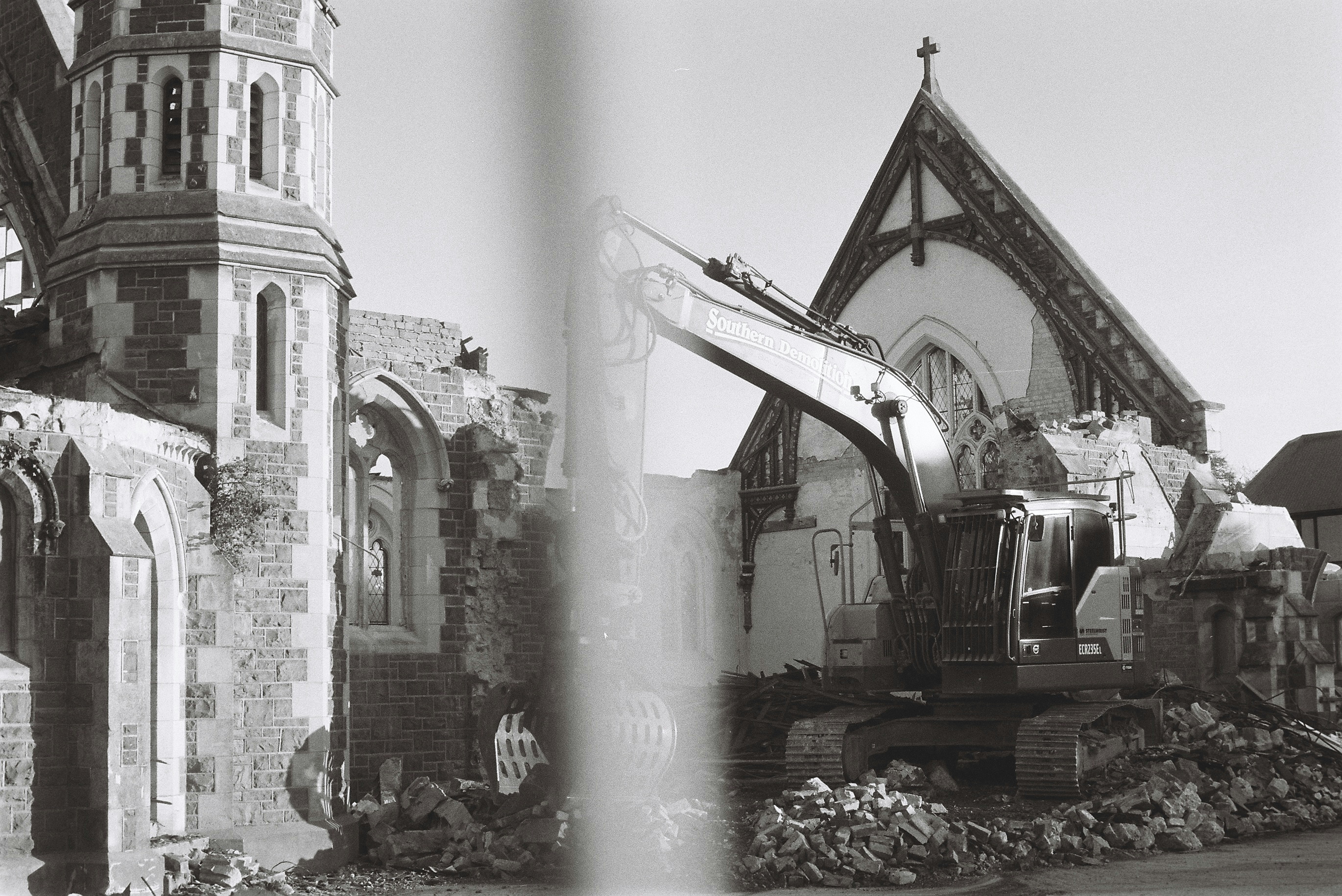 Excavadora demuele una iglesia.