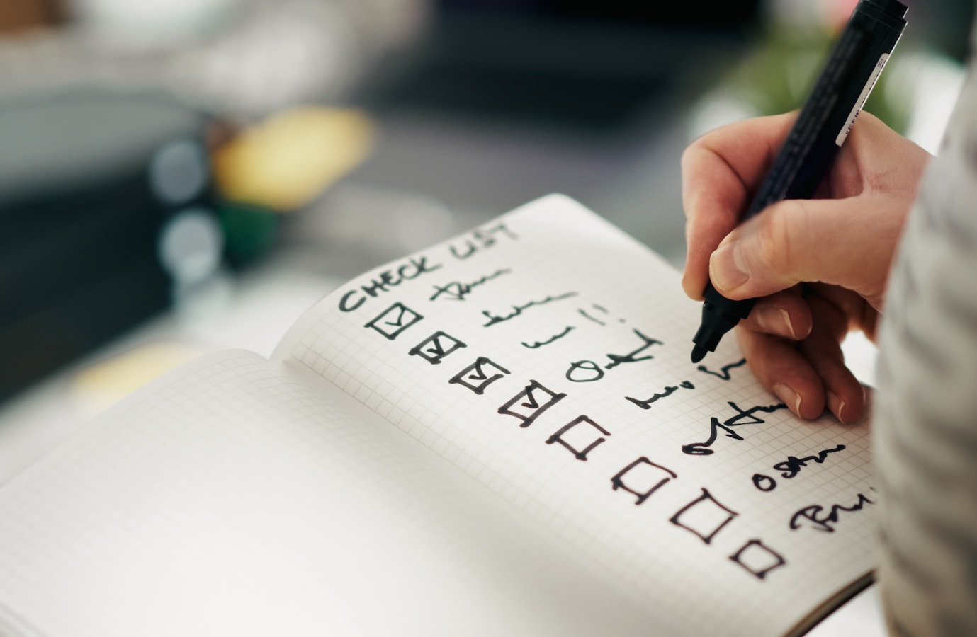 Persona marcando ítems en una lista de verificación