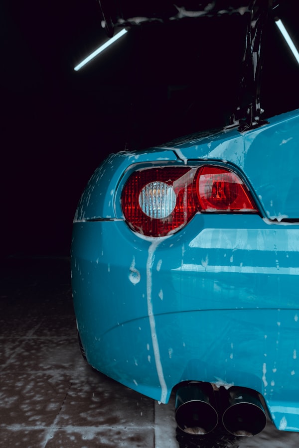 Blauer Wagen mit feiner Schaumschicht
