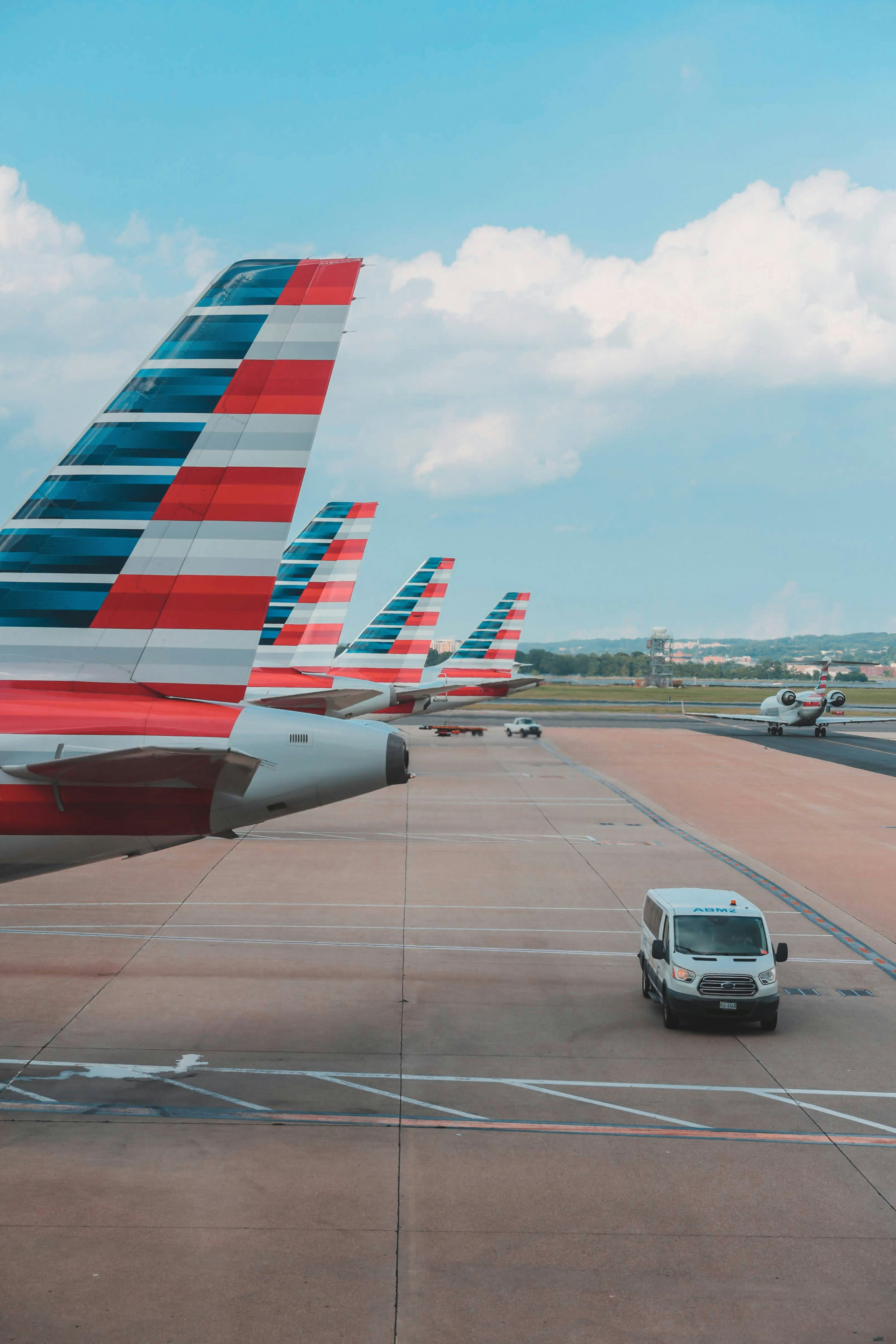 Flugzeuge von American Airlines sind am Flughafen geparkt.