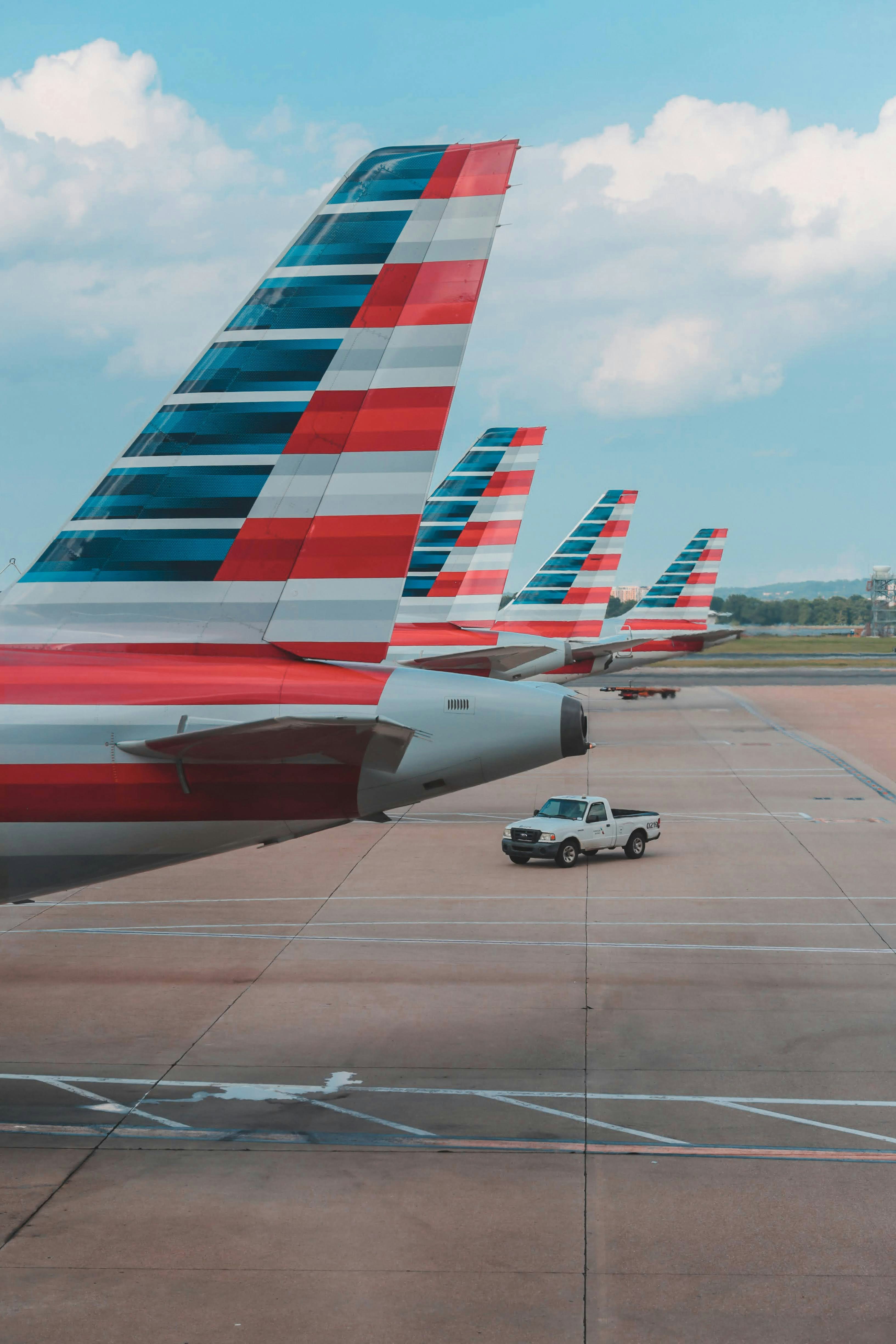 Jets der American Airlines reihten sich auf dem Rollfeld auf.