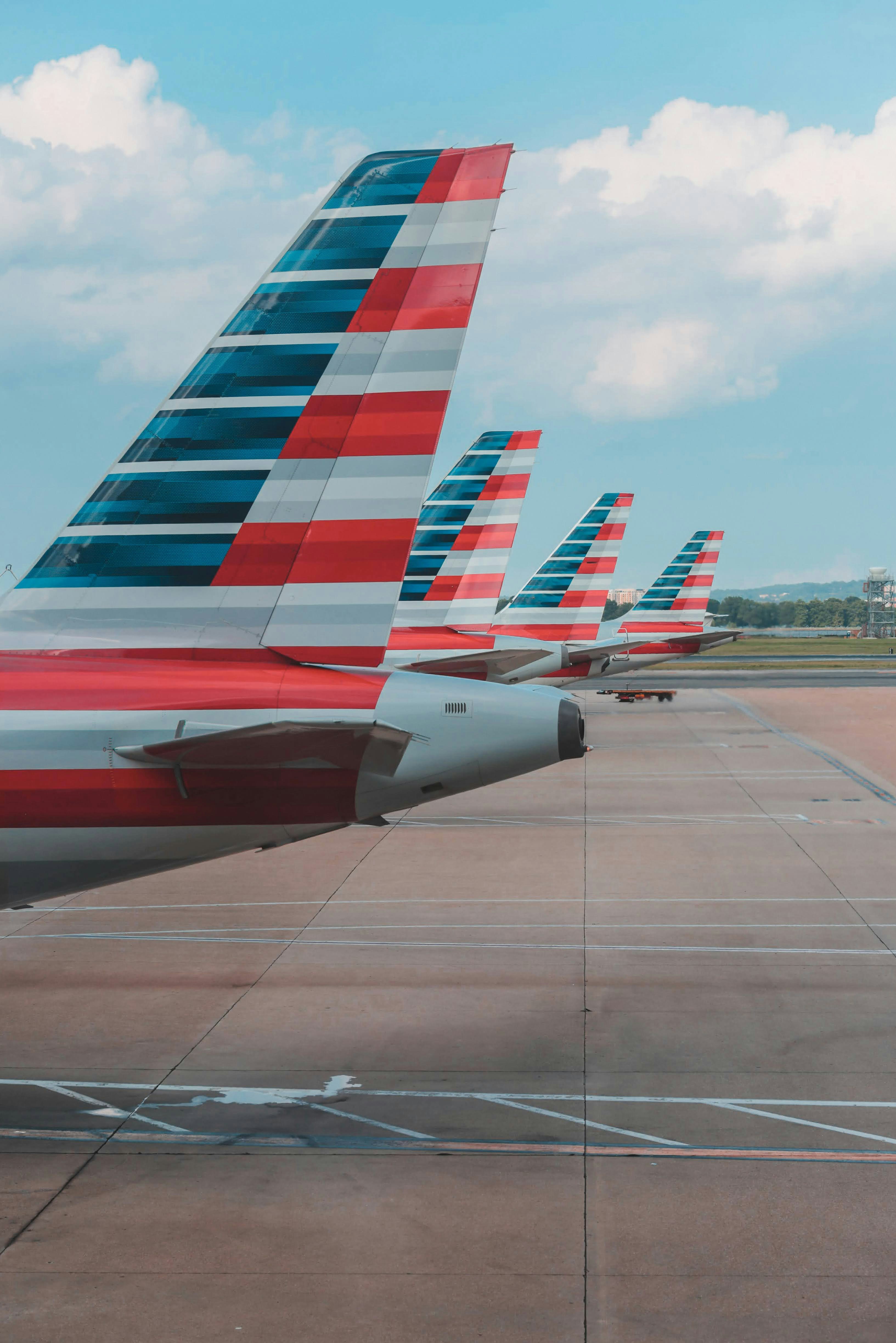 Jets der American Airlines reihten sich auf dem Rollfeld auf.