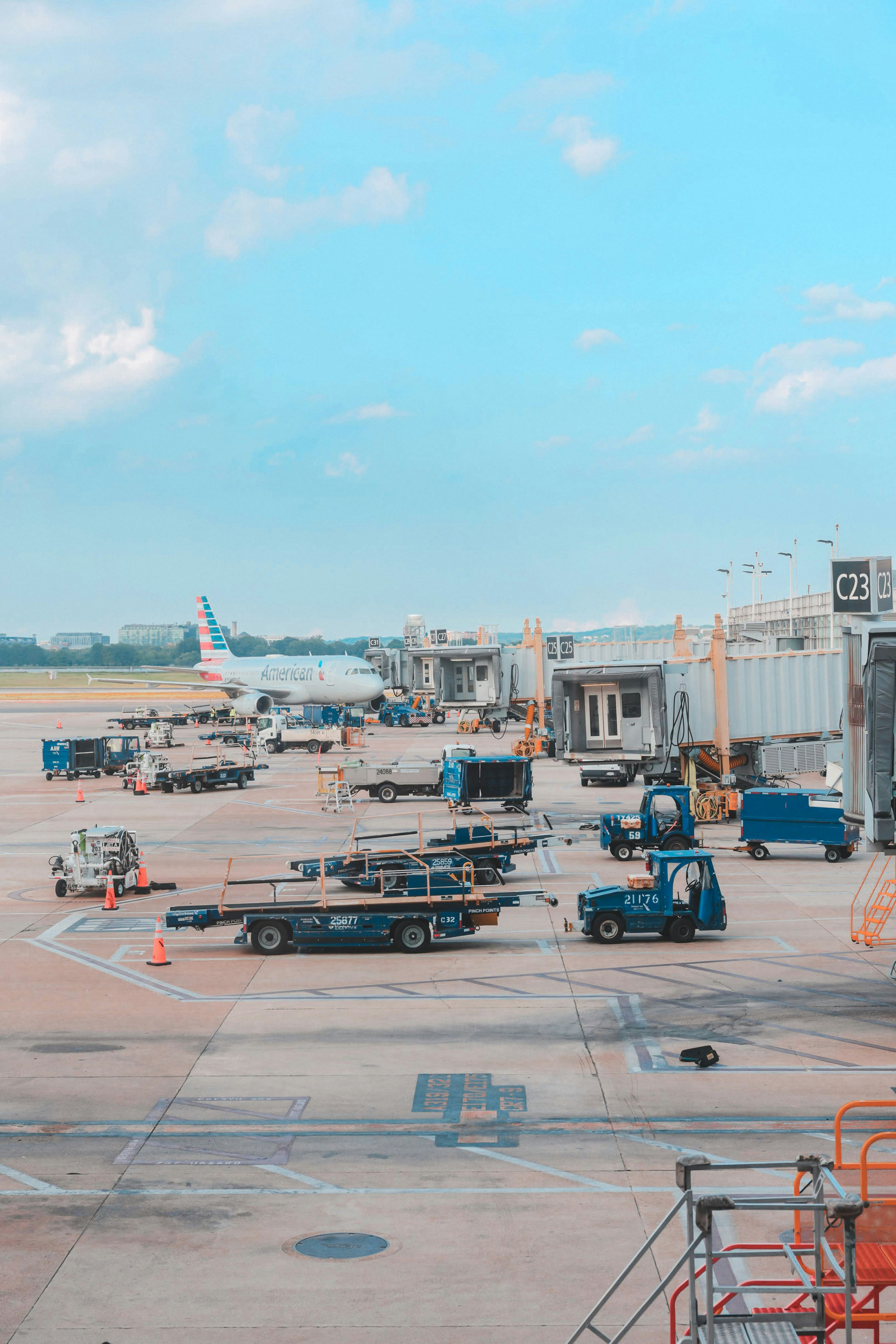 Flughafenszene mit einem Flugzeug der American Airlines.