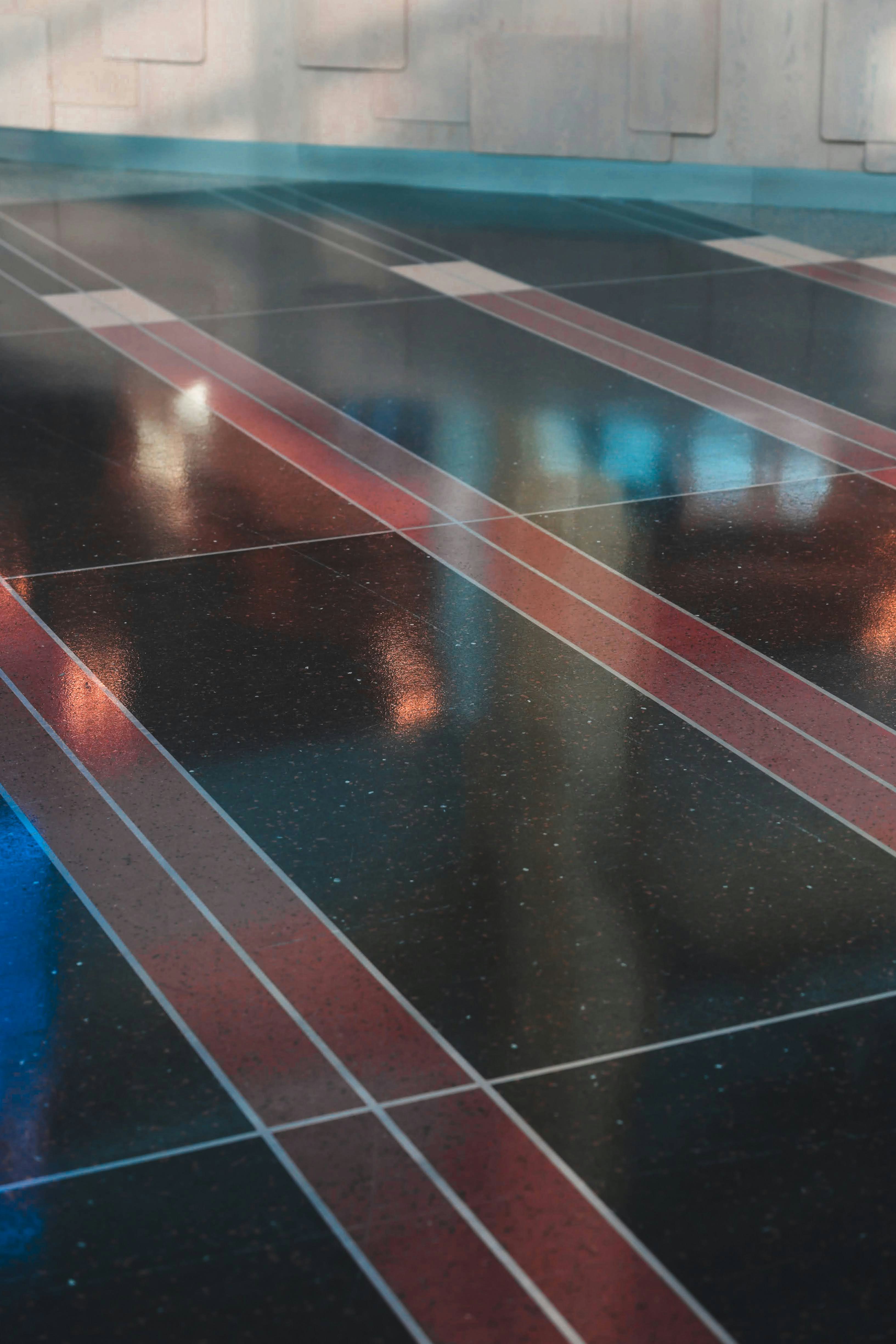 Ein glänzender Boden ist mit roten Linien und Mustern versehen.