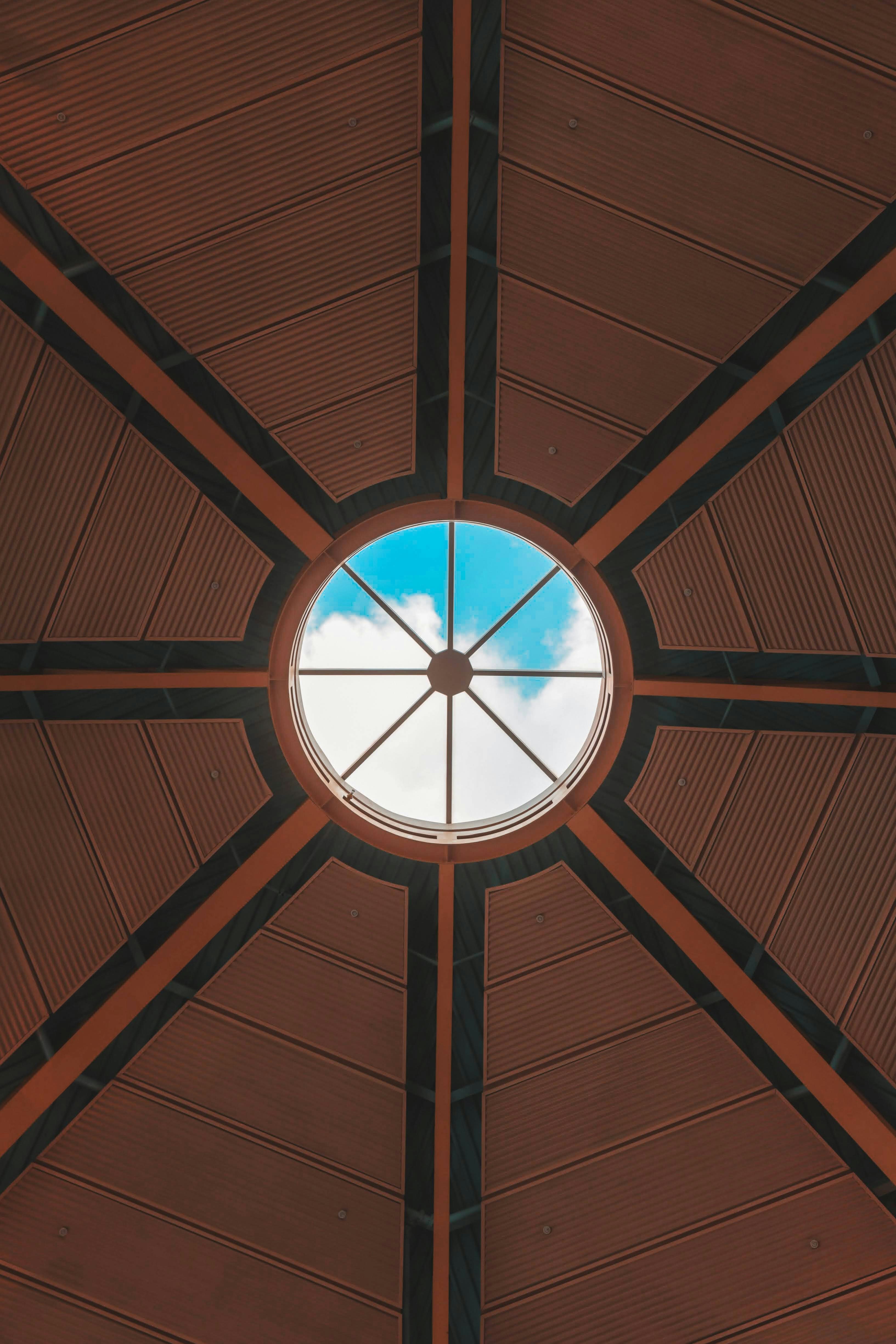 Ein Oberlicht gibt den Blick auf den blauen Himmel frei.