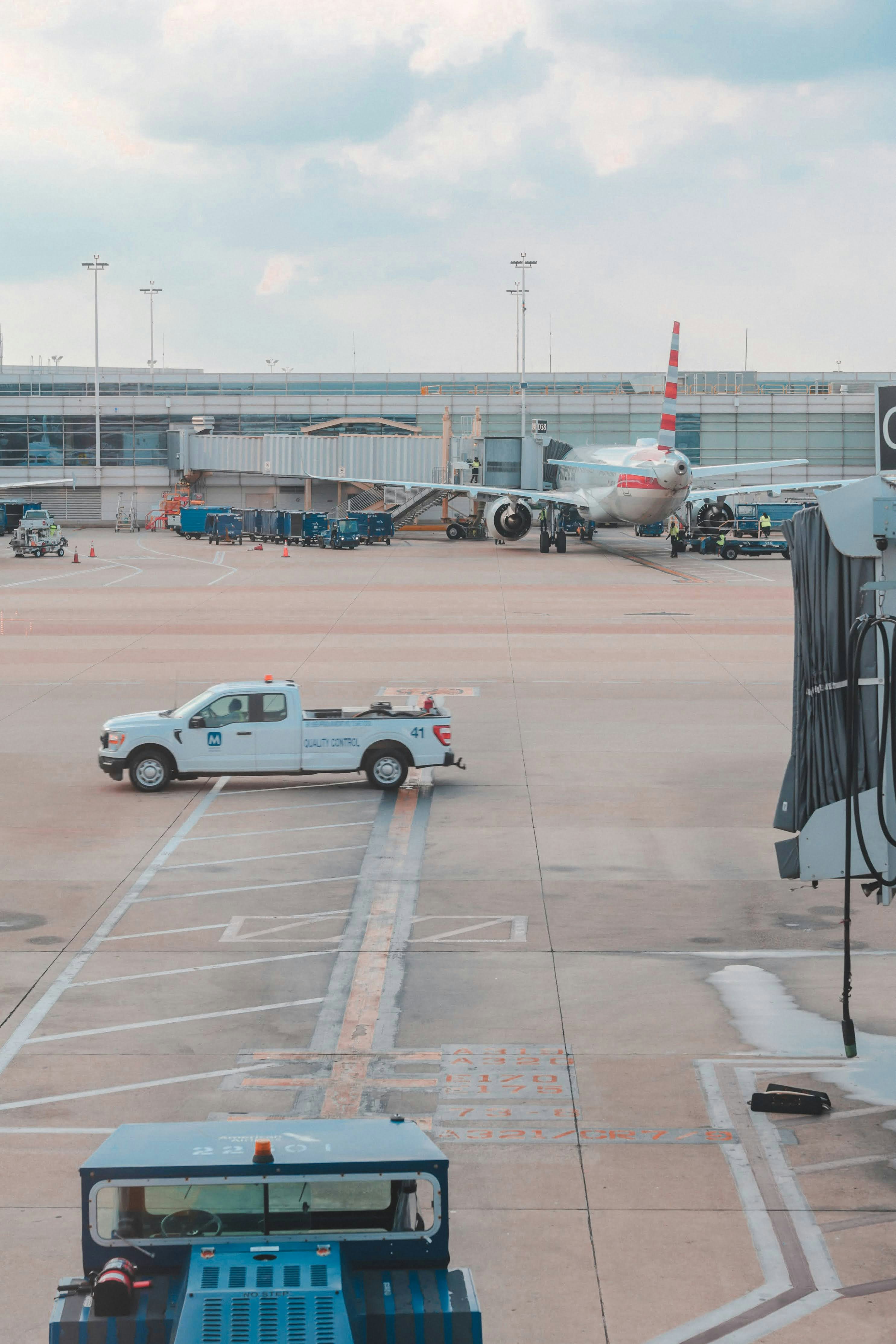 Ein Flugzeug der American Airlines auf dem Flughafen.