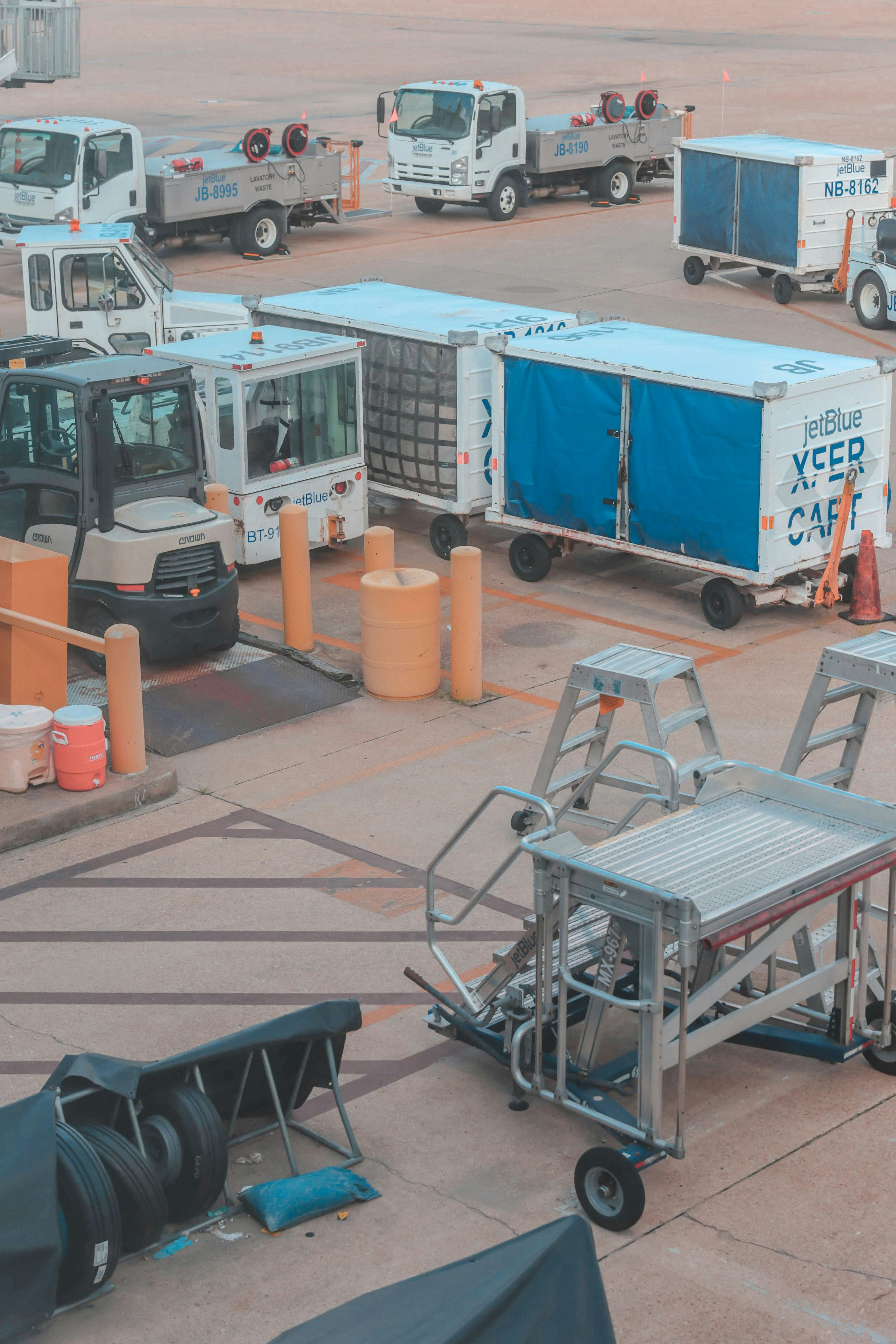 Flughafenfahrzeuge und -geräte werden auf einer Rampe abgestellt.