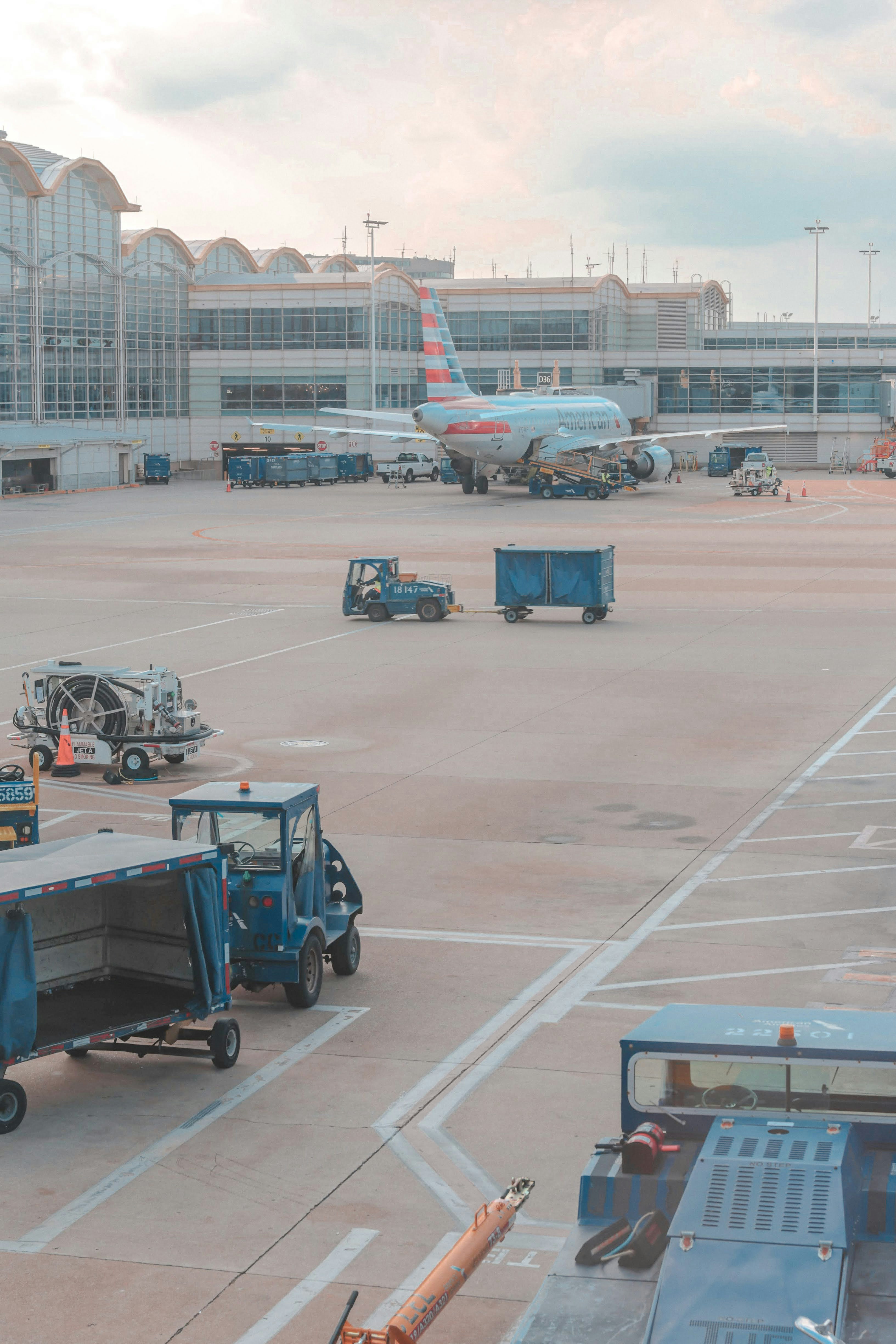 Flugzeug und Ausrüstung bereiten sich am Flughafen auf den Abflug vor.