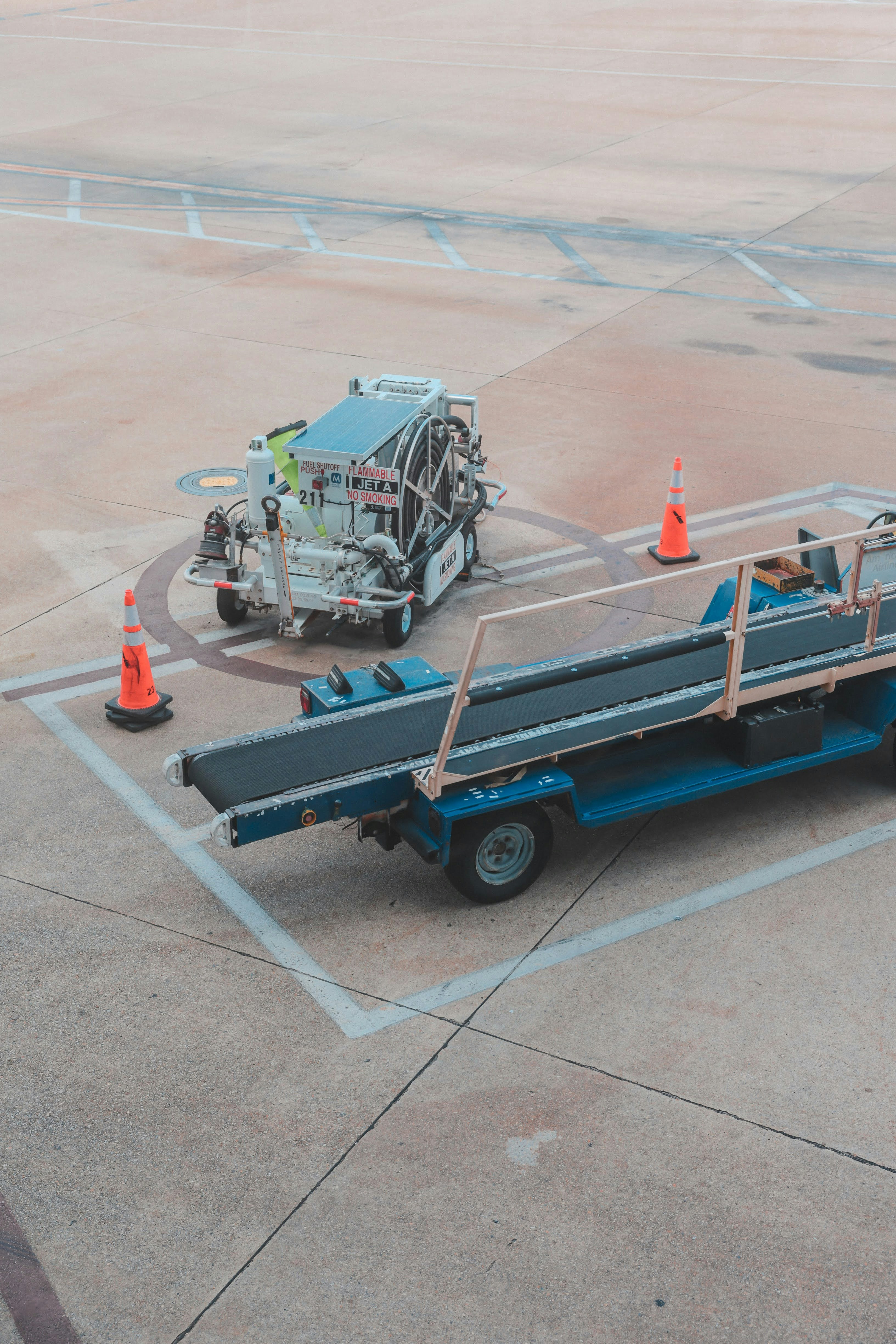 Flughafenmaschinen stehen auf dem Rollfeld.