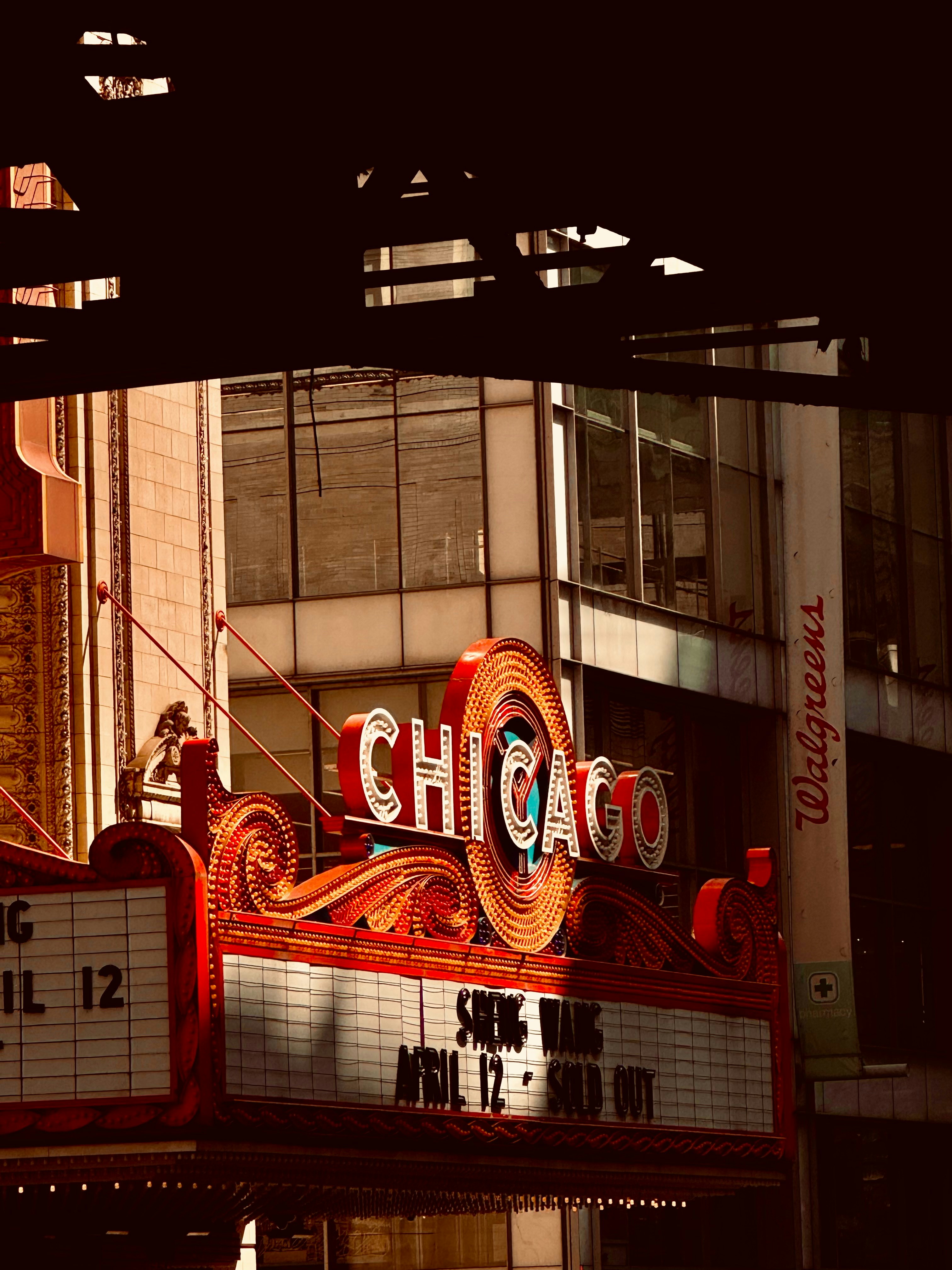 Das Theaterzelt in Chicago erstrahlt in hellem Glanz.