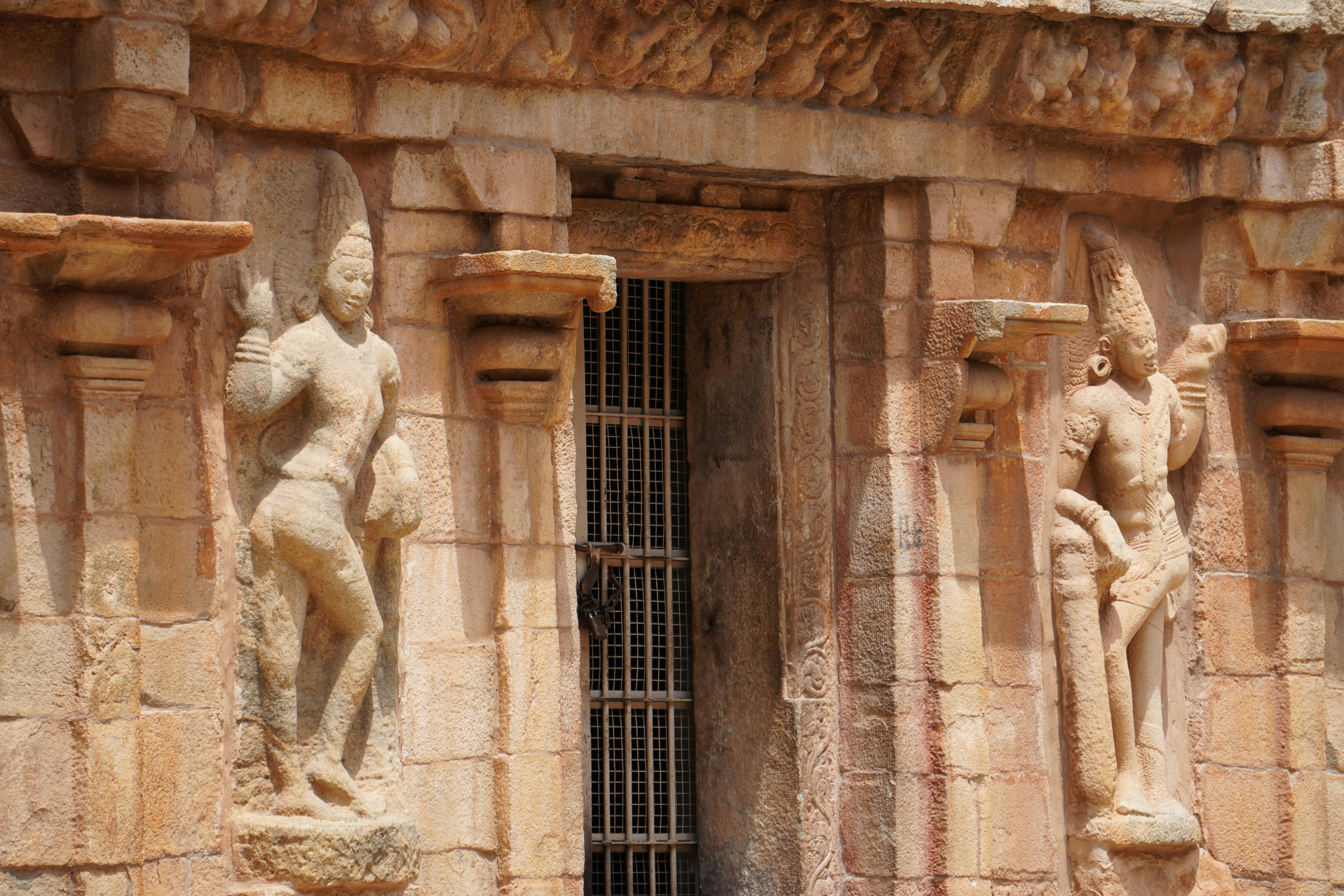 An artistic representation of India breaking free from chains, with ancient Indian symbols in the background and modern Indian architecture in the foreground, signifying progress and heritage.