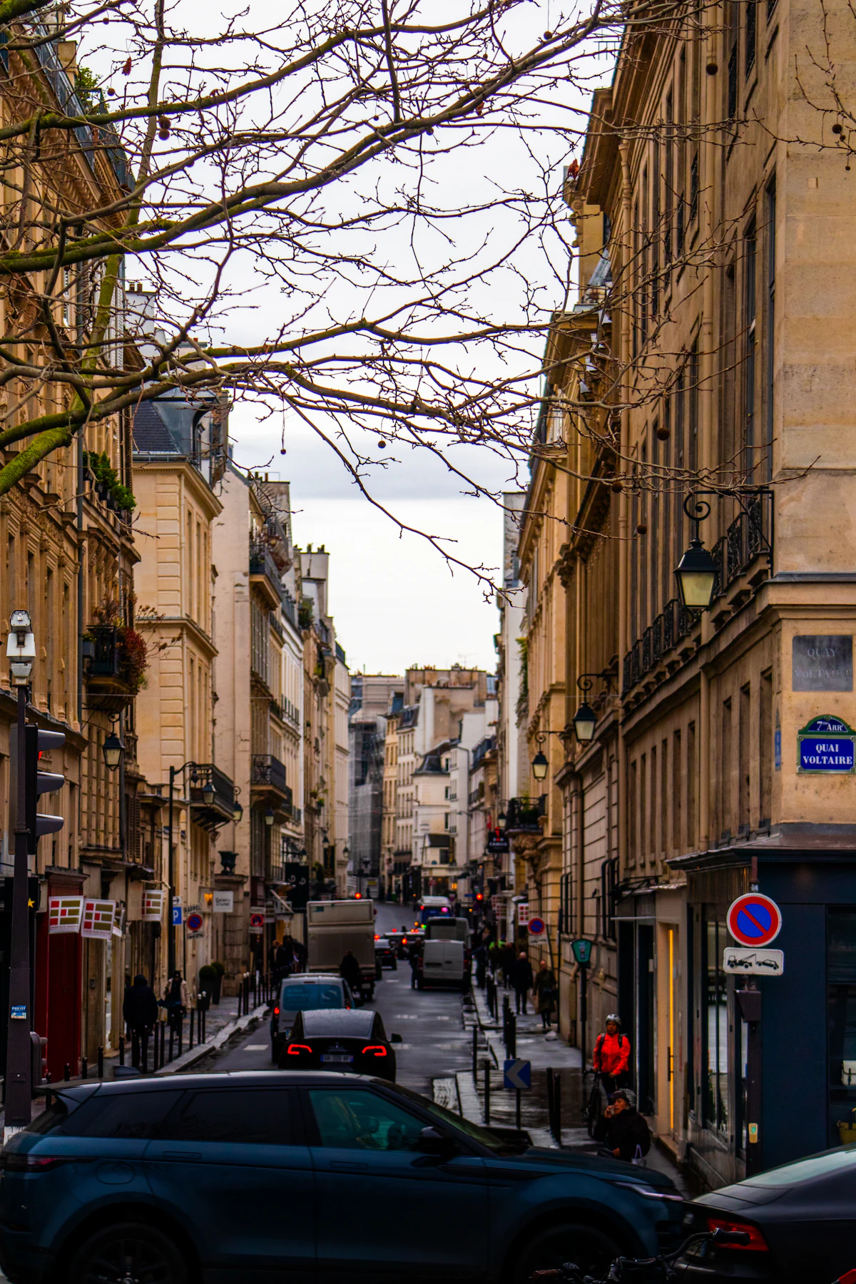 Rue parisienne bordée d'immeubles et de voitures garées, illustration du stationnement à Paris