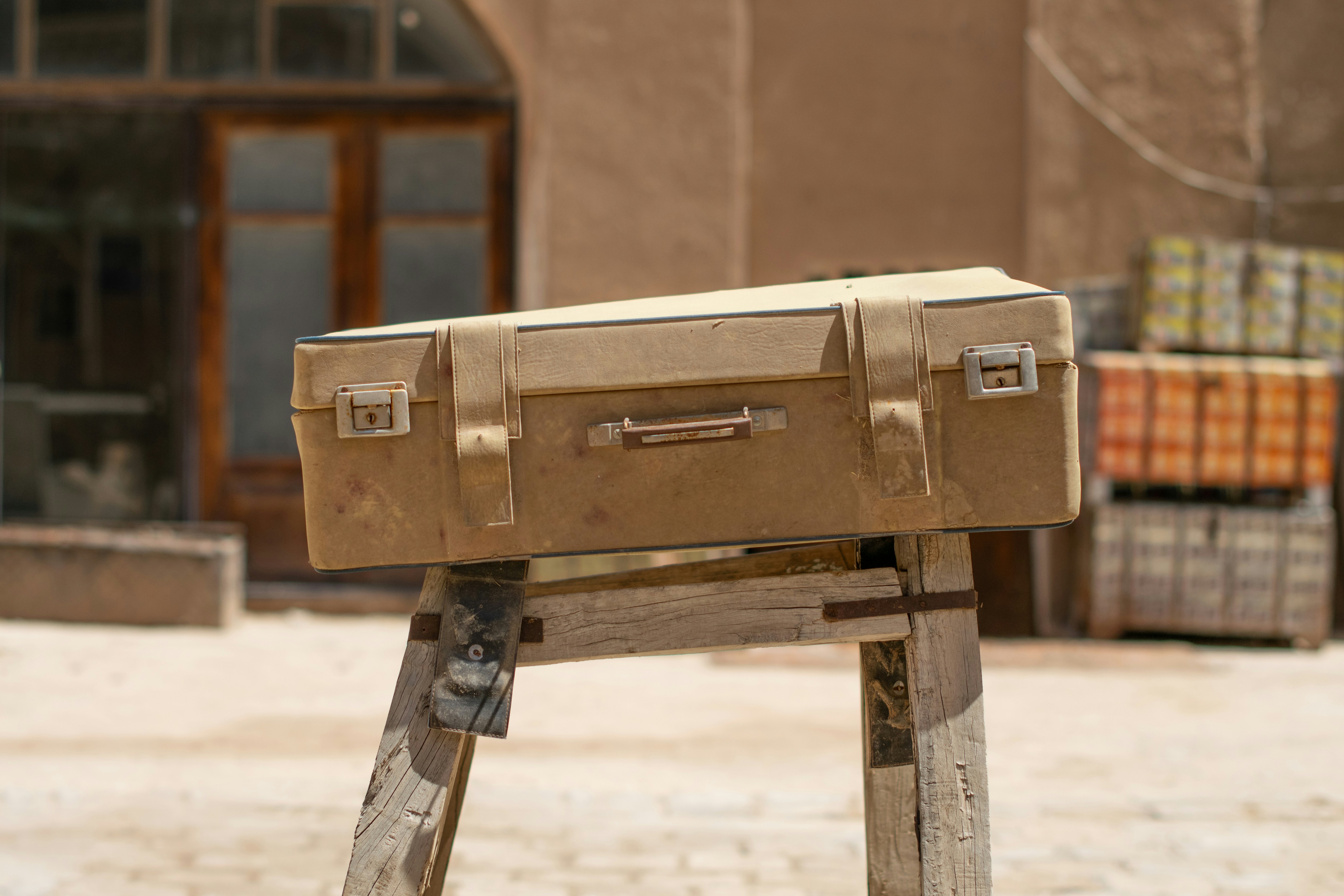 木造建築の上にスーツケースが置かれています。