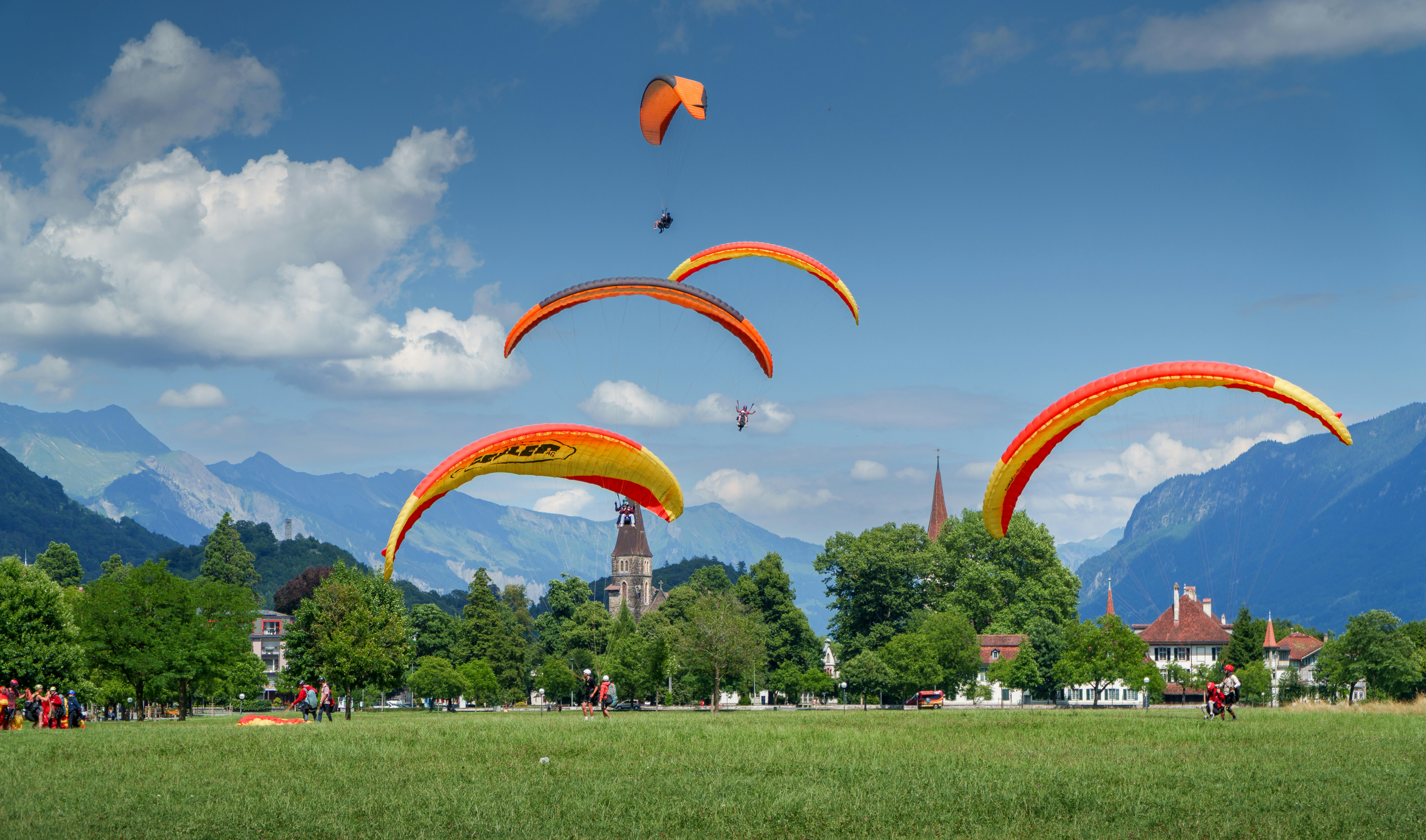 Parapentistes au-dessus d'une ville montagneuse