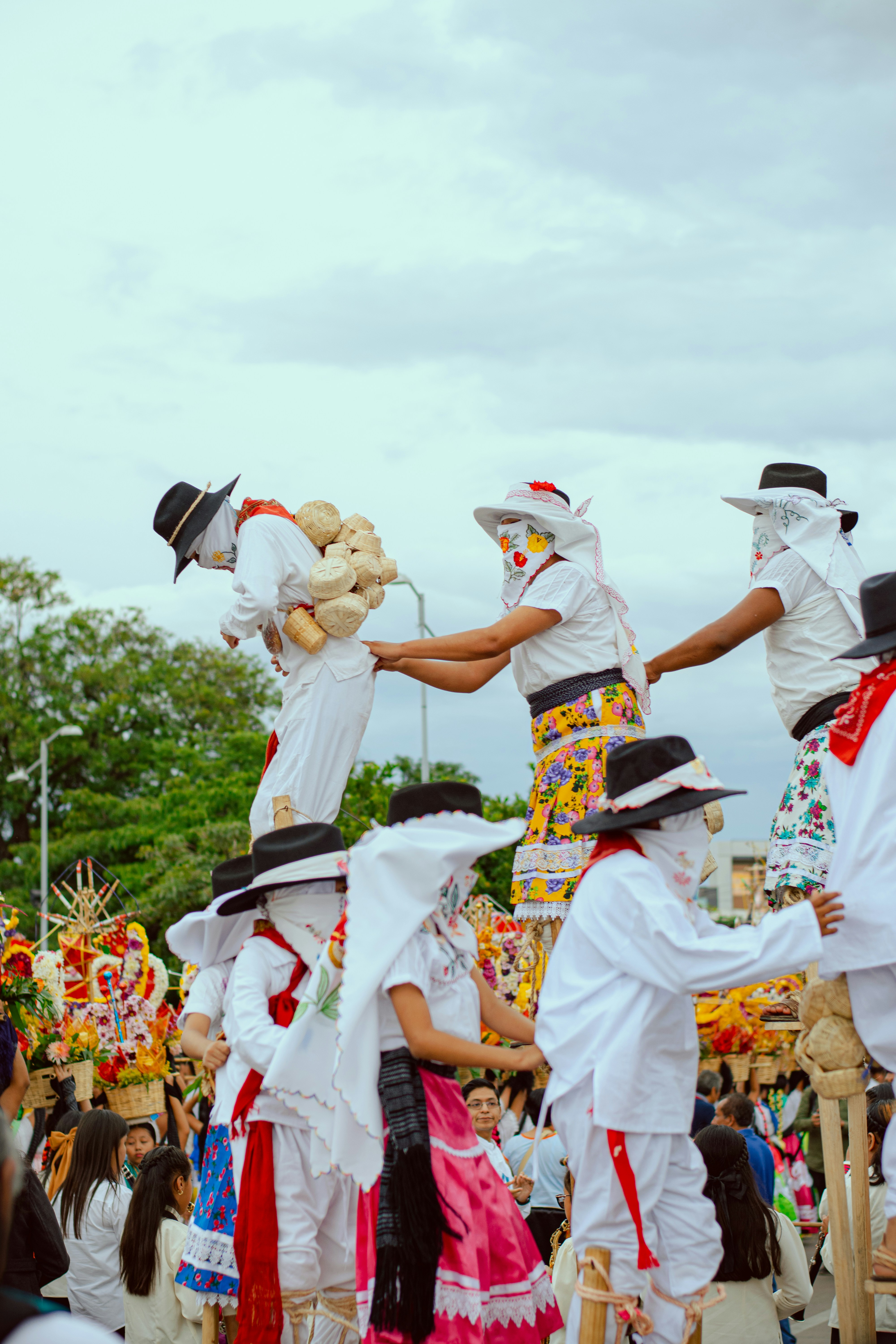 Orang-orang dengan kostum tradisional tampil di atas panggung.
