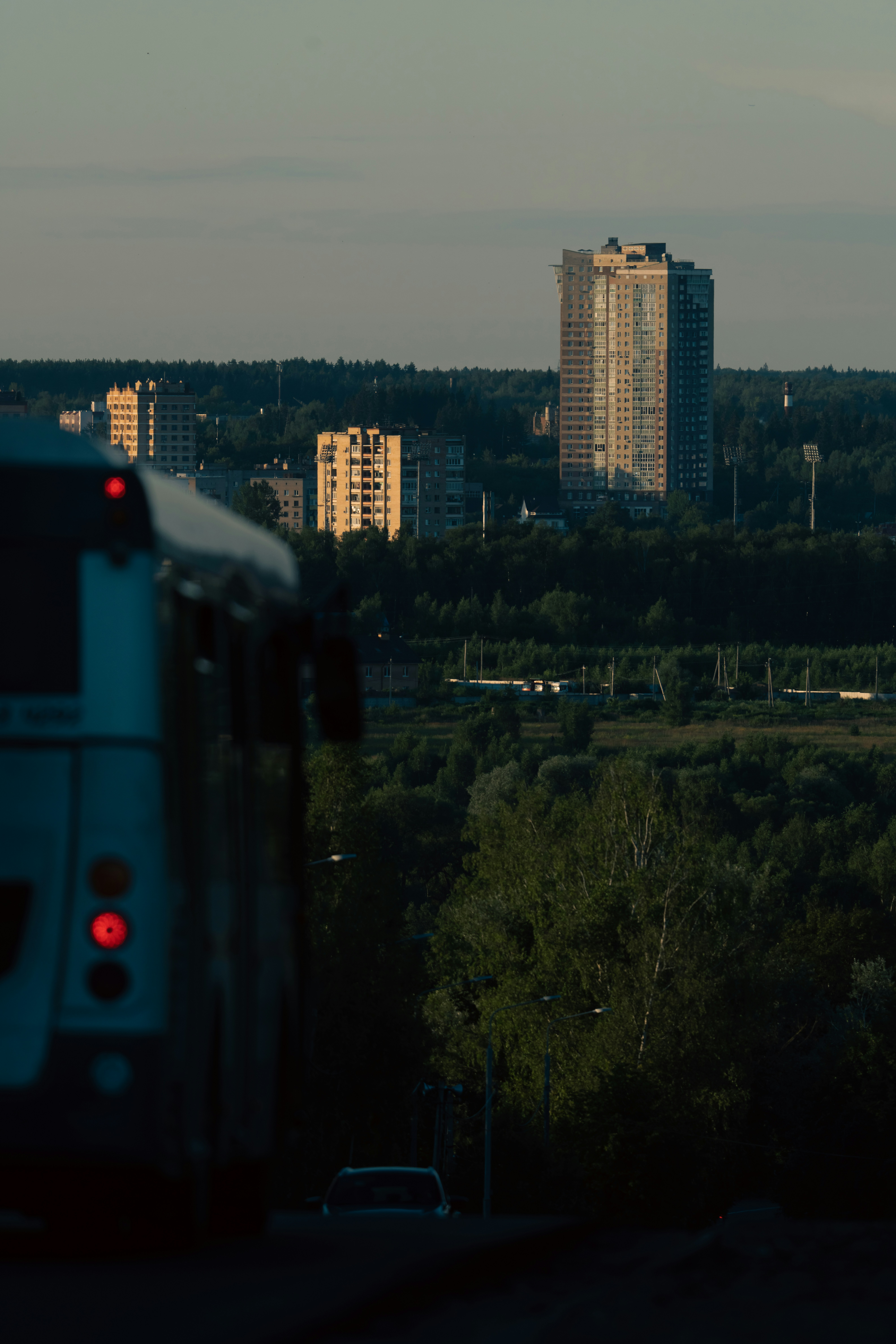 도시의 스카이라인은 석양에 의해 밝혀집니다.