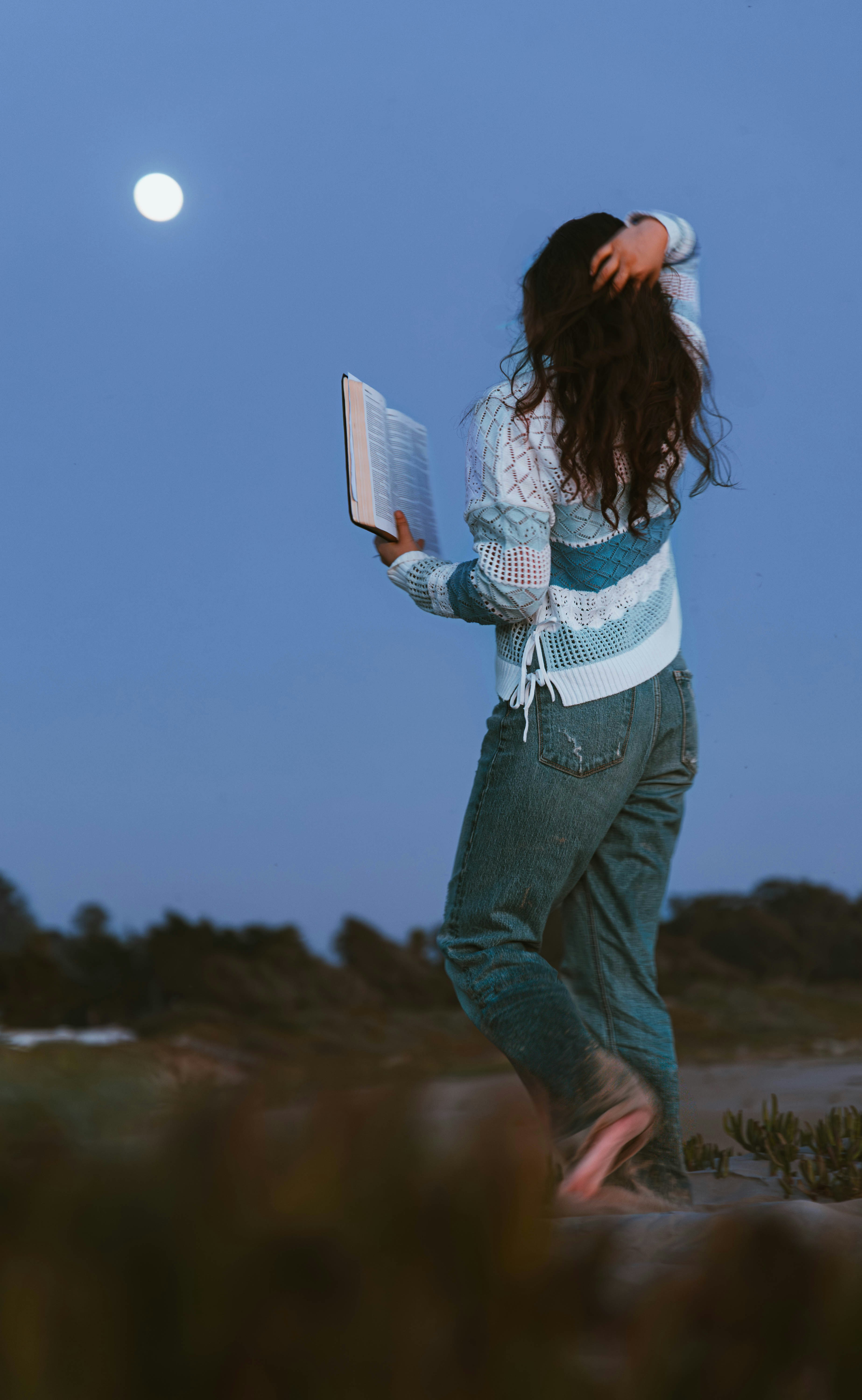 여자는 달 아래에서 책을 읽는다. 사진 – Unsplash의 무료 배경화면 이미지, image size:3000x4874