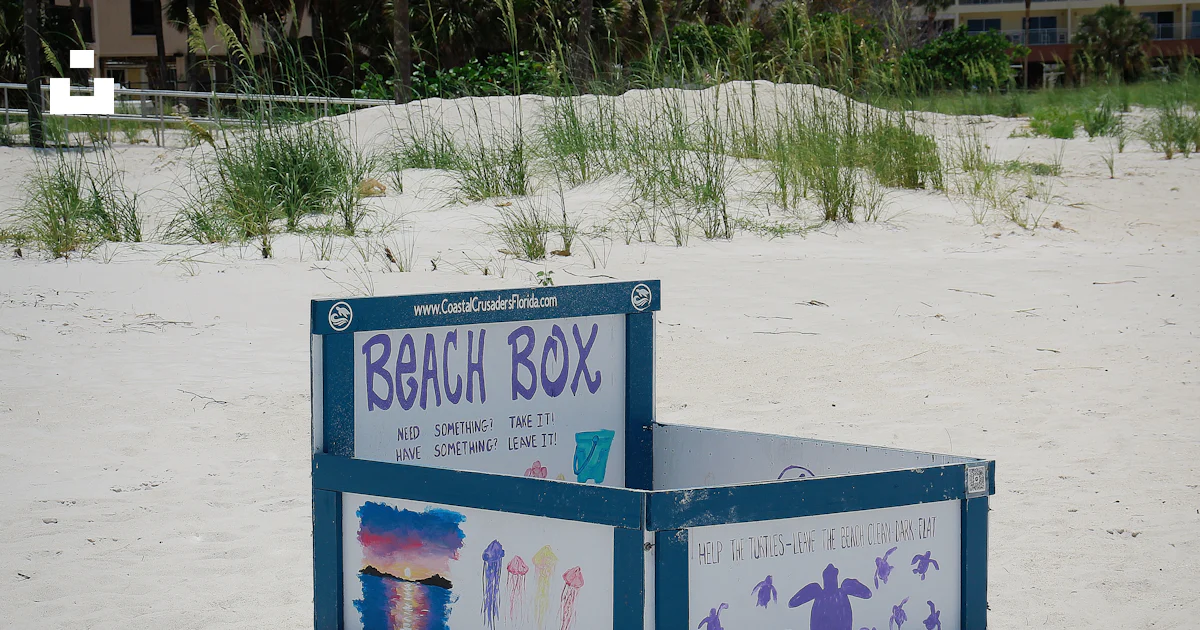 Beach Comment Box A beach box sits on a sandy beach. photo – Free Beach Image on Unsplash