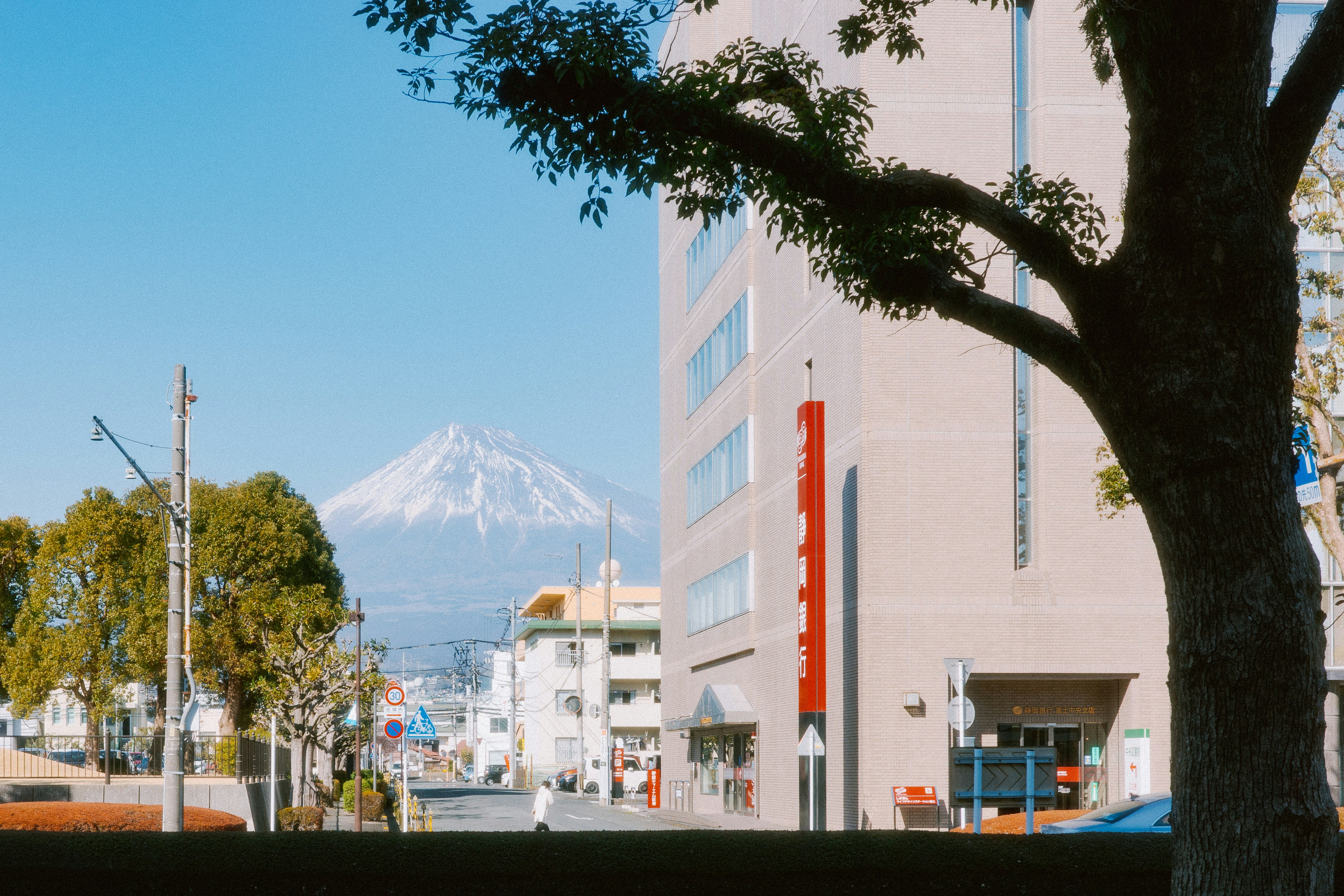 富士山在晴天高聳於建築之上