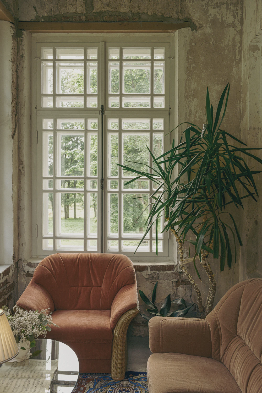 Referência visual de interior antigo com pátina