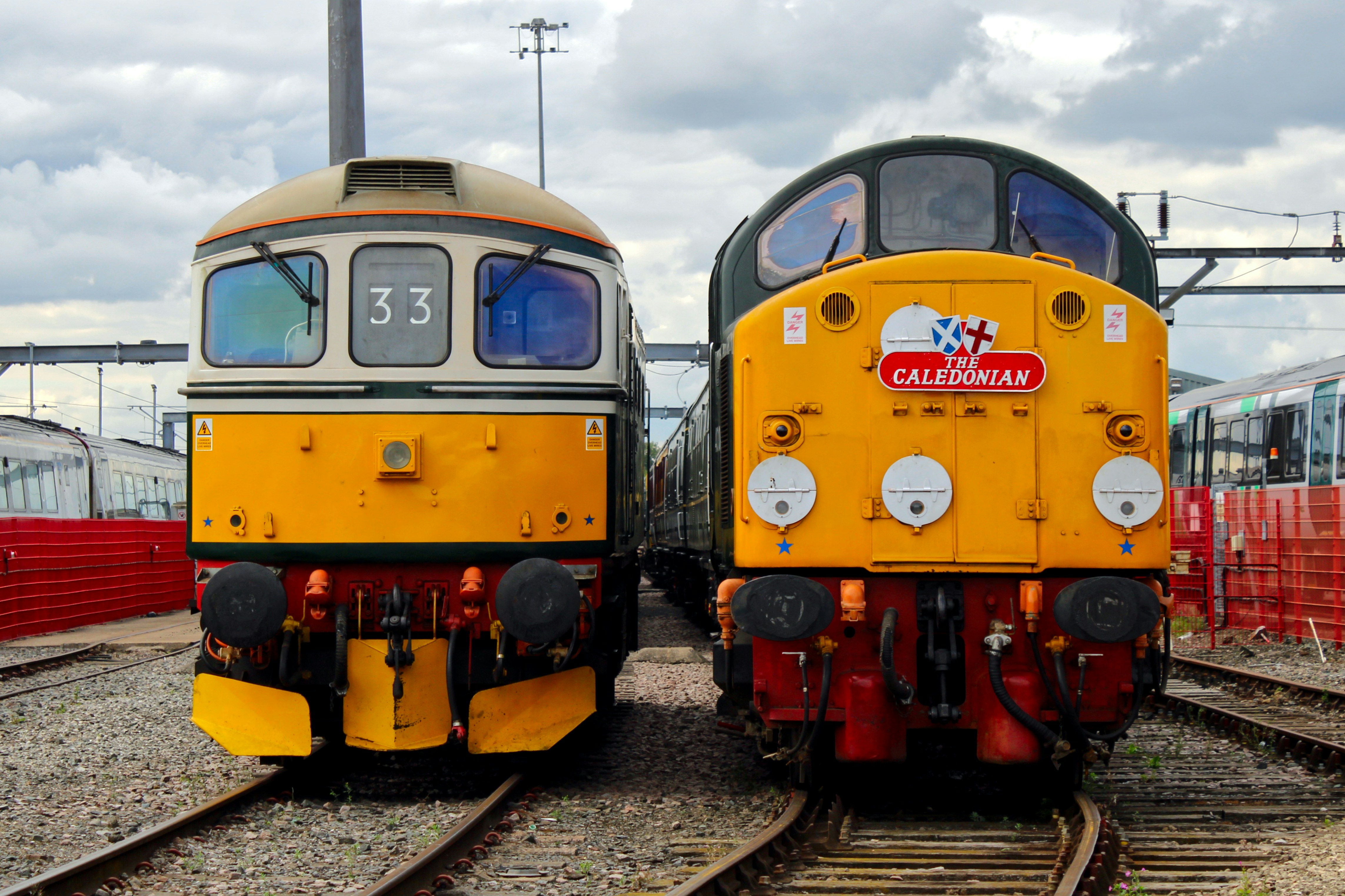 Zwei alte Dieselzüge sind nebeneinander zu sehen.