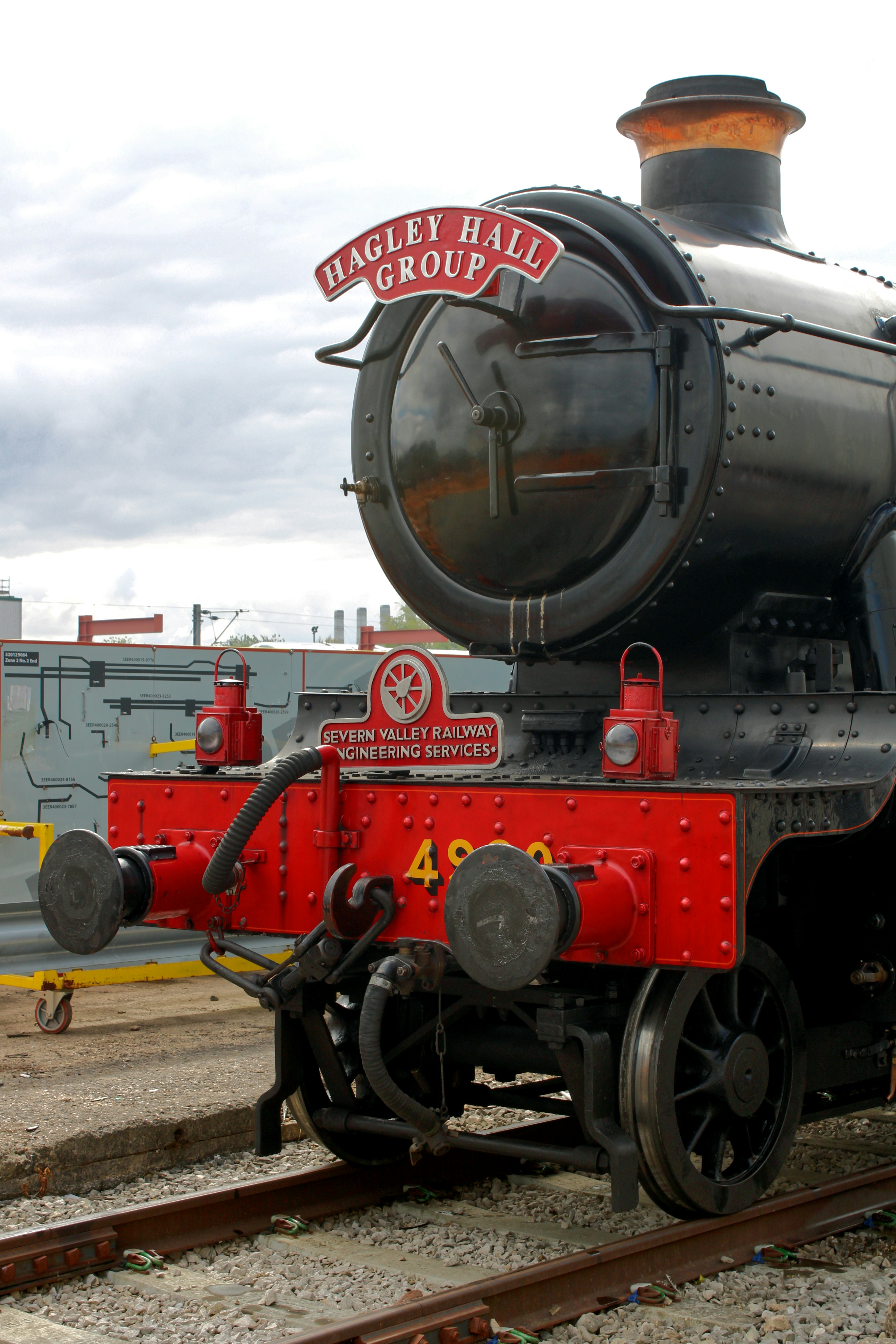 Eine schwarze Dampfeisenbahn ist zu sehen.