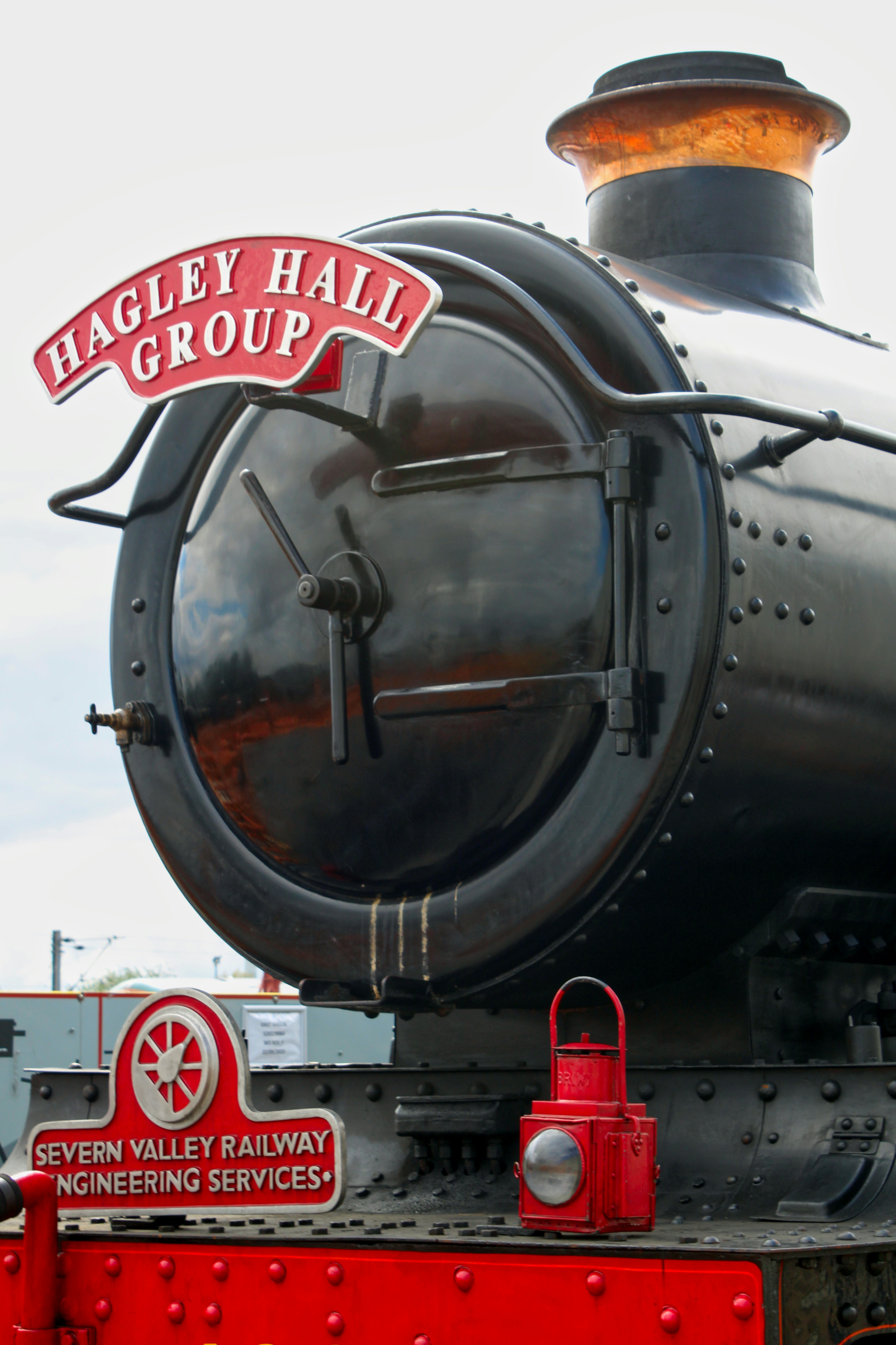 Nahaufnahme einer schwarzen Dampfmaschine.