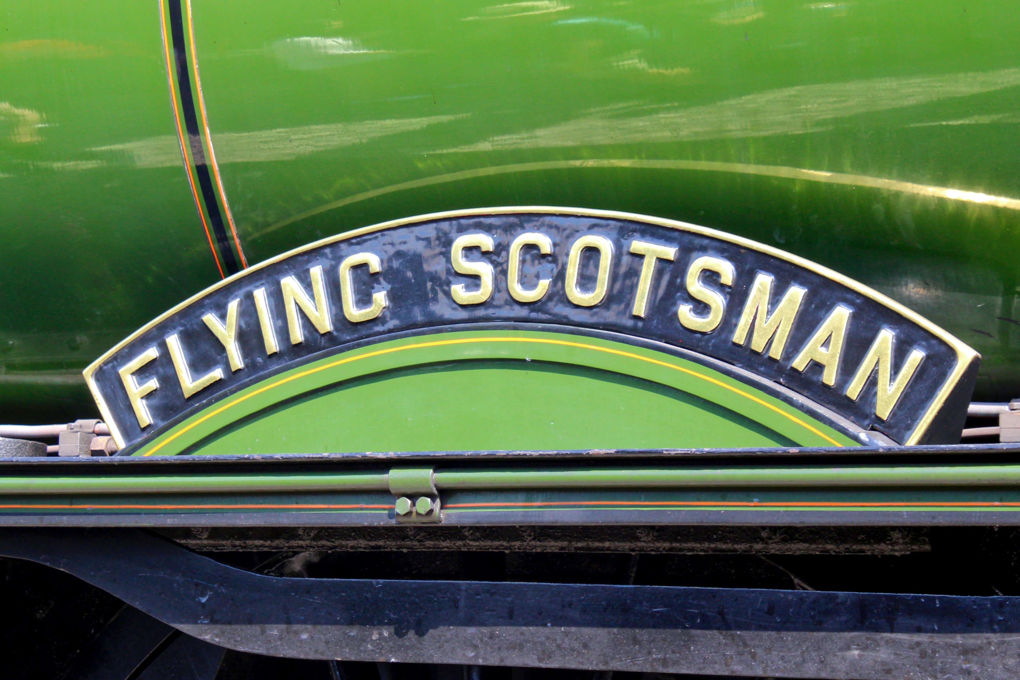 Das Schild des Flying Scotsman Train ist zu sehen.