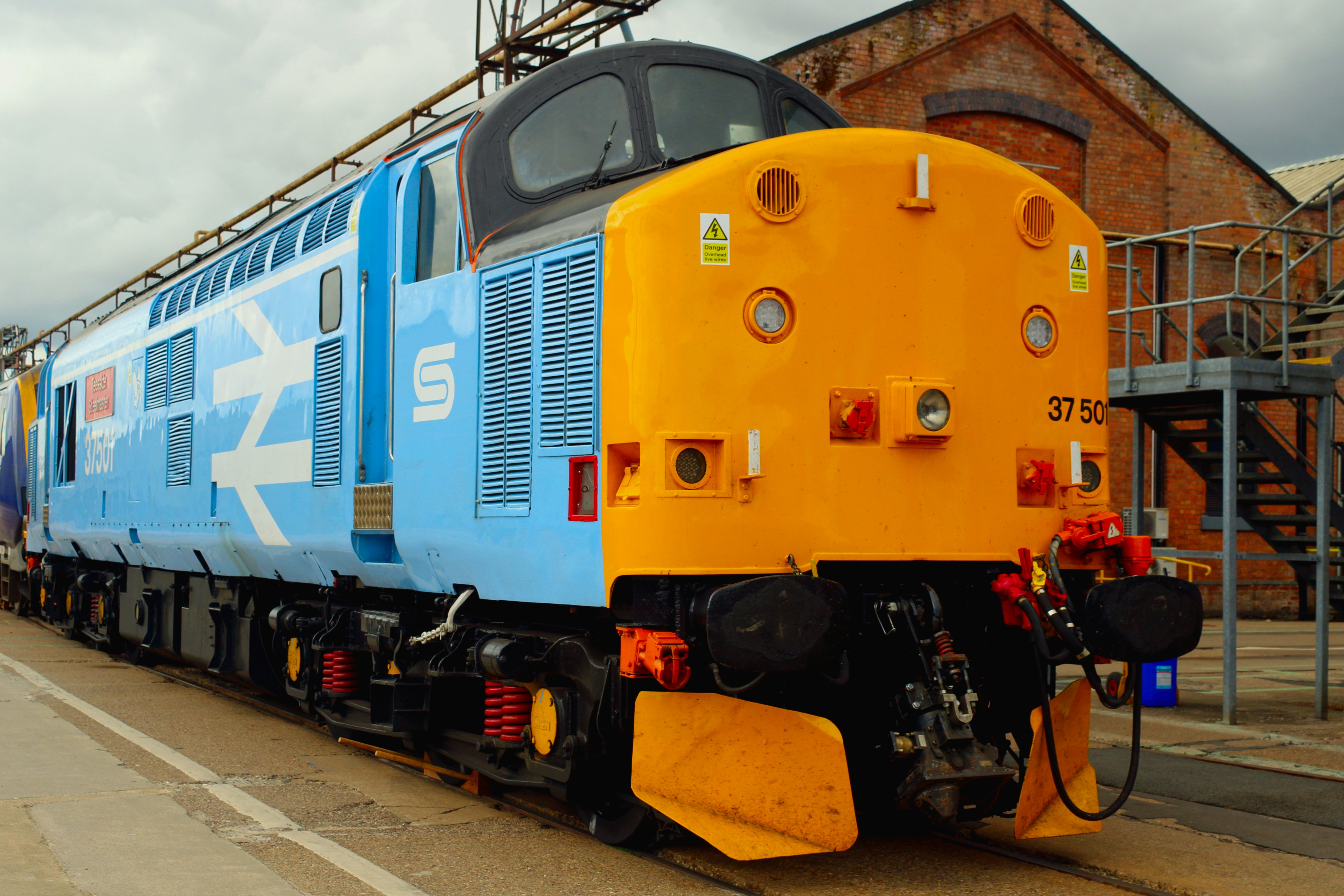 Draußen parkt ein bunter Zug.